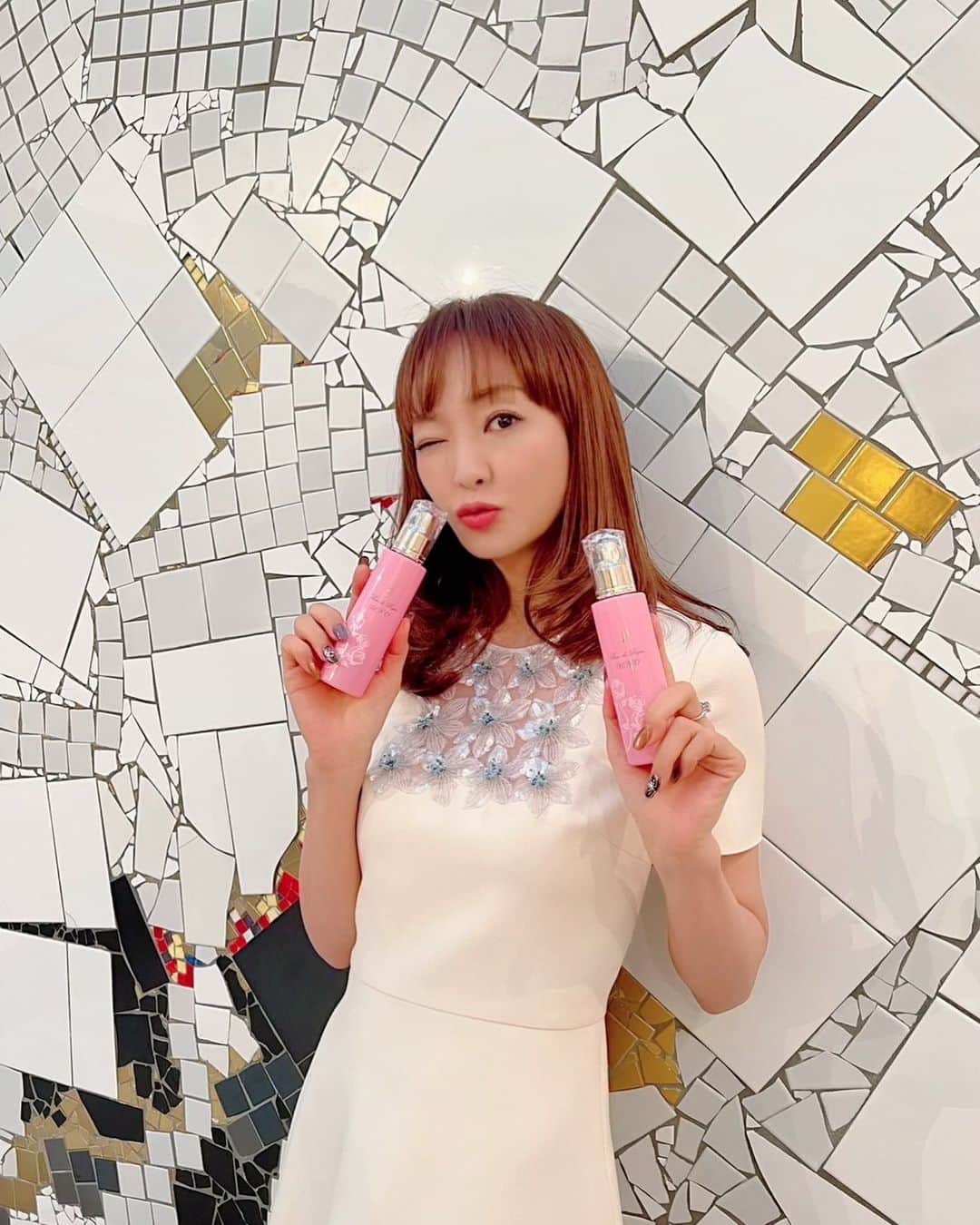 のインスタグラム：「定期購入で続ける自信が・・・という方💕もいらっしゃるかと思います❗️  そんな時お得なのが、全ての商品にご用意している「2個セット」はいかがでしょうか☺️❓  こちらは、セットでお買い求めいただく感謝を込めて15%でいつもご提供しています😊 1年以上、ずっと2個セットでお買い求め下さっているお客様💕もたくさんいらっしゃいます❤️  使い終わったタイミングでお得に購入できるのでこちらもとてもスマートな買い方ですよね☺️  それから定期のお客様💕は専用のインスタアカウントがございますので是非フォローをして下さいね☺️ @peau_de_bijou_uno  @tokyocosmetics_official #peaudevijou_uno #ポードビジューウノ #プレミアム美容液 #カッサ #マッサージ #カッサマッサージ #宝石肌 #ジュエル成分 #ゴールド #プラチナ #パール #バラエキス #ダマスクローズ #西洋バラ #ヒト幹細胞培養液 #ヒアルロン酸 #コラーゲン #スキンケア #skincare #エイジングケア #神田うの #unokanda」