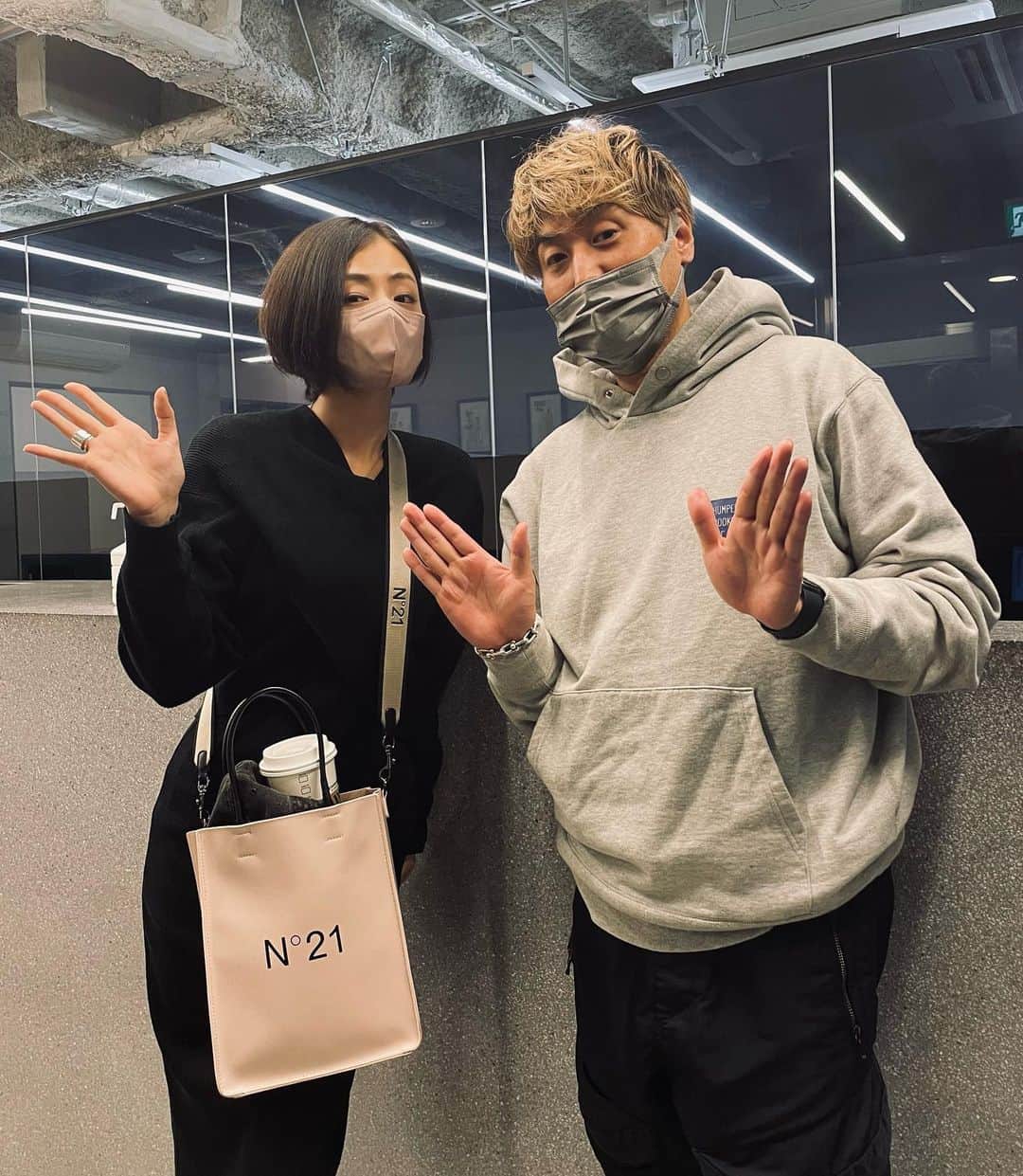 片山萌美のインスタグラム：「🖤🤍  『FONS'』 #堀川智明 さん いつもありがとうございます🙏  トリートメントのおかげで 髪サラサラ〜 ヘッドスパ気持ち良すぎでした  気分あがる🏵️🏵️🏵️  @fons_hair  @fons_horikawa   #fons' #青山 #表参道　 #トリートメント　 #moemikatayama」
