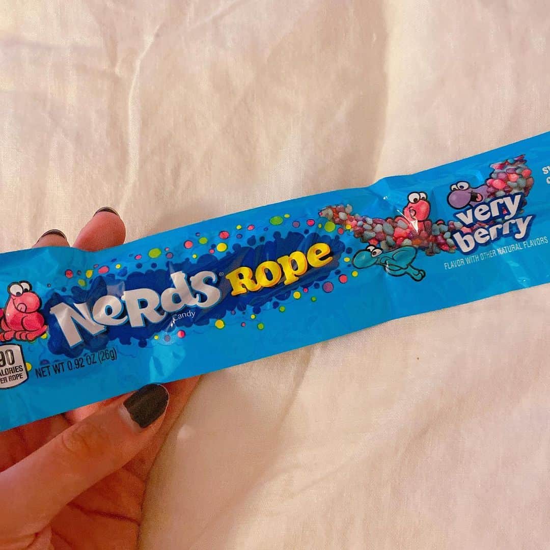 上野優華さんのインスタグラム写真 - (上野優華Instagram)「話題のナーズロープを遂にゲットした☺️☺️☺️ 食べてて楽しい。 グミって子供の頃から大人になった今も大好きだなー 最近は海外のグミ沢山買えるようになってて嬉しい  #ナーズロープ #ナーズロープグミ #nerdsrope #グミ #お菓子」10月14日 21時27分 - yuukaueno0205