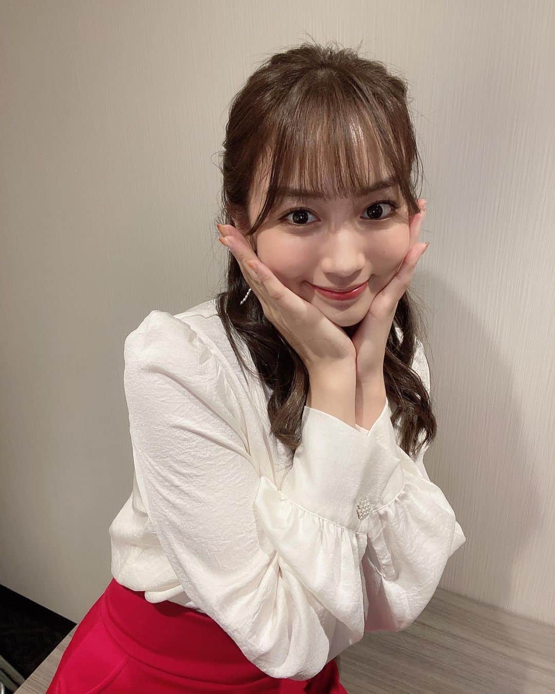 黒木ひかりのインスタグラム：「お久しぶりです、 写真陰っててすみません😶‍🌫️  いやぁ夏ももう過ぎて 最近涼しくなってきましたね🍃 みなさんは秋といえばなにが浮かびますか？☺︎焼き芋?紅葉?月見?秋刀魚?笑 ちなみに私は紅葉をみに行きたいです🍁笑  そしてそして最近はやくもダウンジャケットを着たりしてます 洋服選びが少し難しいー！！ まぁでも夏から秋とか季節が変わる時ってなにかウキウキします😂  ひひてな事で、久しぶりの投稿なので少し最近の気になることをお話ししてみました😁笑」