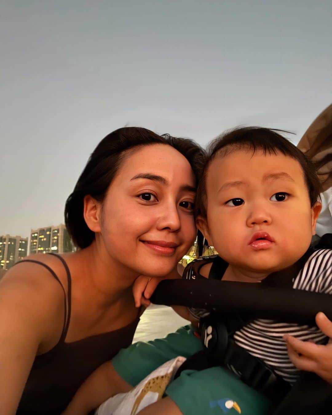 ひるいちかのインスタグラム：「🌅🌅🌅  もうすぐ日本を離れアブダビに来て半年になります。  家族含め、いろんな人にドバイに住んでると思われてるのですが🤣♡ 私が住んでいるアブダビはUAE(アラブ首長国連邦)の 首都でドバイから車で1時間半くらい離れたところにあります。 (なかなかタイミングが合わず、実はまだ一回もドバイ行けてないんです😂)  最初は初めての海外生活での不安や 家族や友人が恋しくて なんで所に来てしまったんだ… と悲しくなることもありましたが、 今は有難いことにお友達もできて楽しく過ごせています 😊💓☀️ アブダビの皆さん仲良くしてくれて本当にありがとうございます🥺♡  ⚫︎悪かったこと… 言葉でコミュニケーションがとれない(これは私の問題！ 英語勉強しよ😂) 物価が高い(とくに外食がすごく高い！)、 日本食が恋しい💔 何より…今まで仕事は私にとって生き甲斐だったし、 本当は心から続けたかった、、！  ⚫︎良かったこと… 子供にすごく優しい環境、 治安がいい！、 家族時間が増えた♡、 大きい公園とか海とか自然の環境がすぐ近くにある！ 1番はリクトの成長を近くで見れることが本当に嬉しい👶🏻♡」