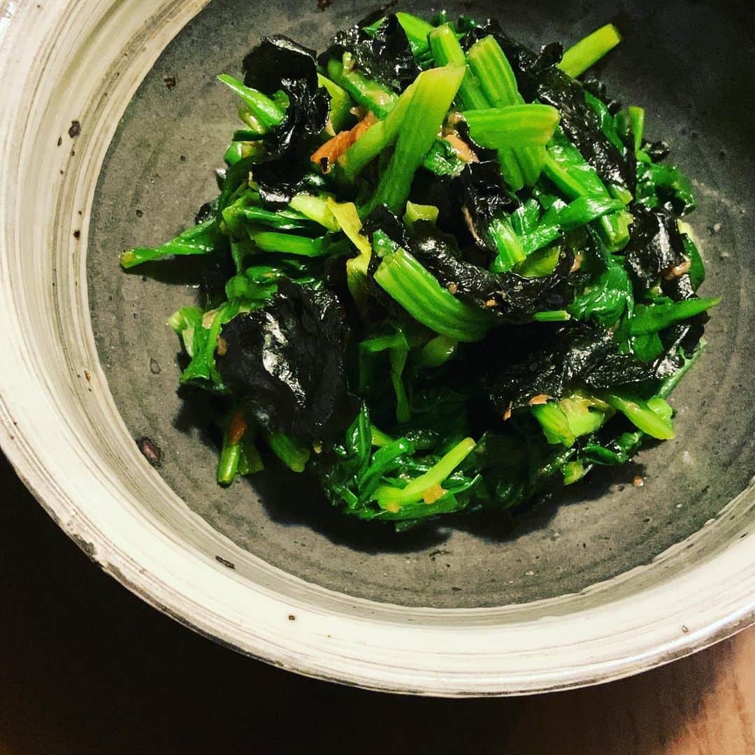 志摩有子さんのインスタグラム写真 - (志摩有子Instagram)「副菜はほうれん草とニラの梅海苔和え。 いつもはニラだけで作るけれど、ほうれん草もあったので合わせ技で。これもまた旨し。 あとは干物を焼いて、昨日の肉じゃがも。  #梅海苔和え #副菜の鬼」10月14日 21時55分 - ariko418