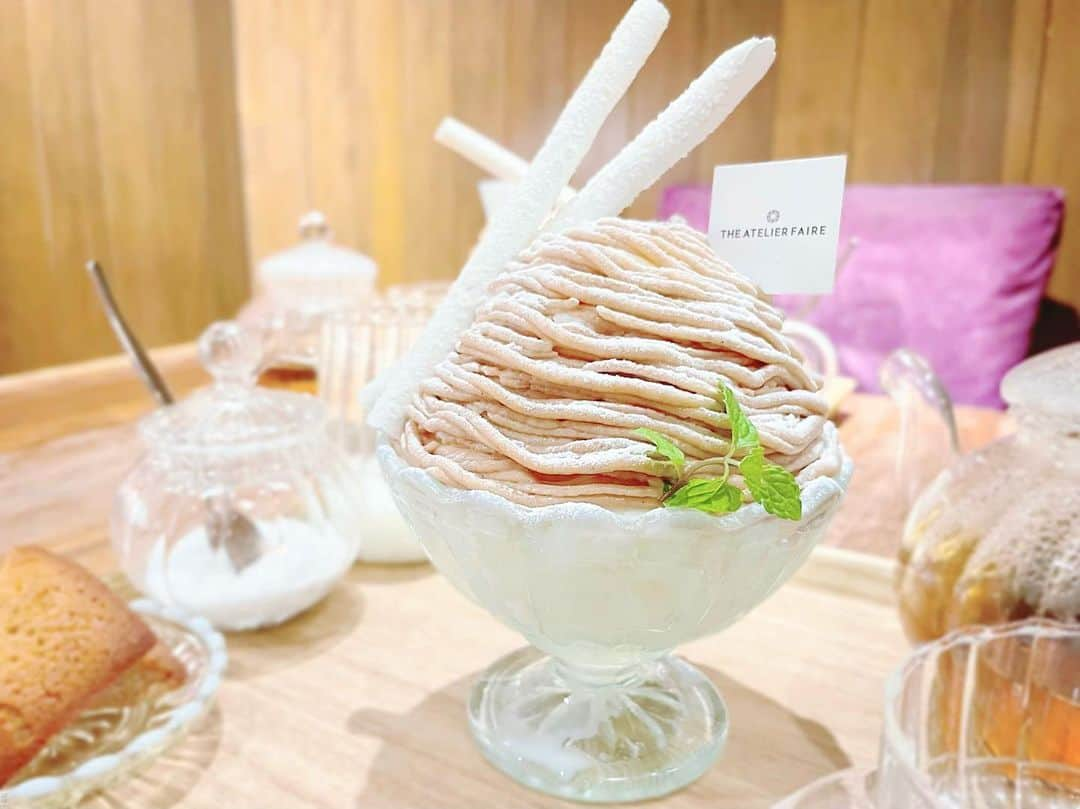 綾瀬麗奈のインスタグラム：「. 念願のモンブラン氷🍧  お相手は @a.style.eng さんと！ 何気に二人で会うのは初めてで 内心どっきどきでした🤣🤣 のはずが、いざお会いすると あのドキドキはどこへ？ ってくらい爆笑した一日🤦‍♀️💭 最後にお土産までいただいてしまって🥹🌿 ありがとうございました🕊✨ また日本帰ったらカフェ行きましょう！！  モンブラン氷は今月末までの期間限定です☕️🍁  .  #the_atelier_faire #アトリエフェール　#かき氷専門店　#ミルク氷　#スイーツ氷　#モンブラン氷　#モンブランかき氷　#モンブラン　#名古屋かき氷　#愛知かき氷　#岐阜かき氷　#愛知グルメ　#名古屋グルメ　#名古屋駅カフェ　#名駅カフェ　#名古屋カフェ　#名古屋駅スイーツ　#名駅スイーツ　#かきごおり」