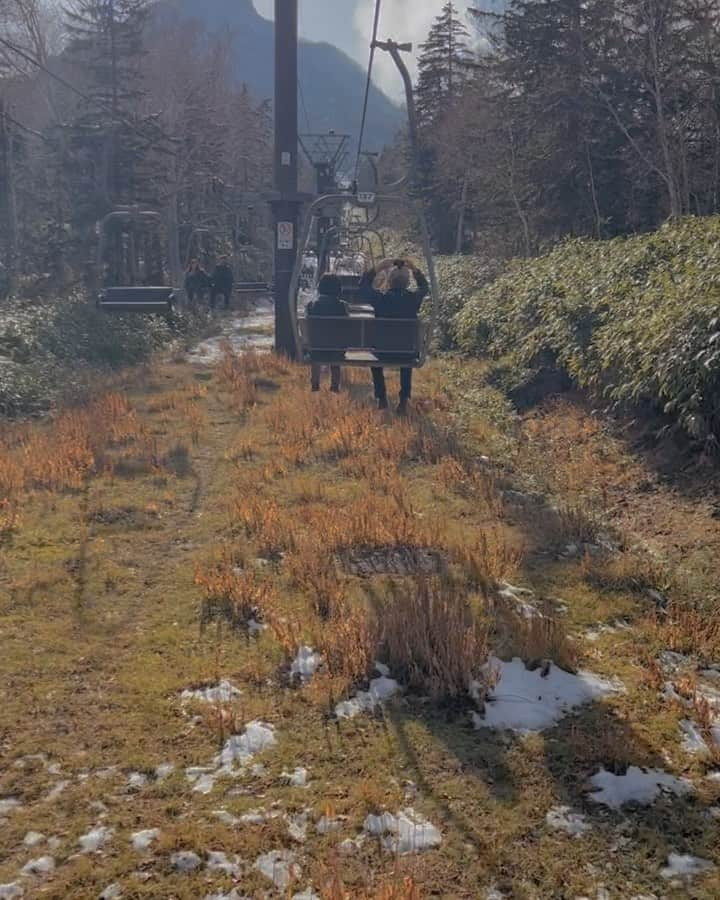 山田悠希のインスタグラム：「🗻 * 両親の結婚記念日(忘れてましたすいません)💍に片道4時間かけて山へ連れて行くという 嫌な予感はしてたけど紅葉は終わってた🥹🥹 紅葉どころか雪つもってます でもぐるっと囲まれてる感が迫力あってとってもとっても良かった🥺👍🏻 * #大雪山#層雲峡#旭川#黒岳 #大雪山層雲峡黒岳ロープウェイ #北海道#北海道旅行」