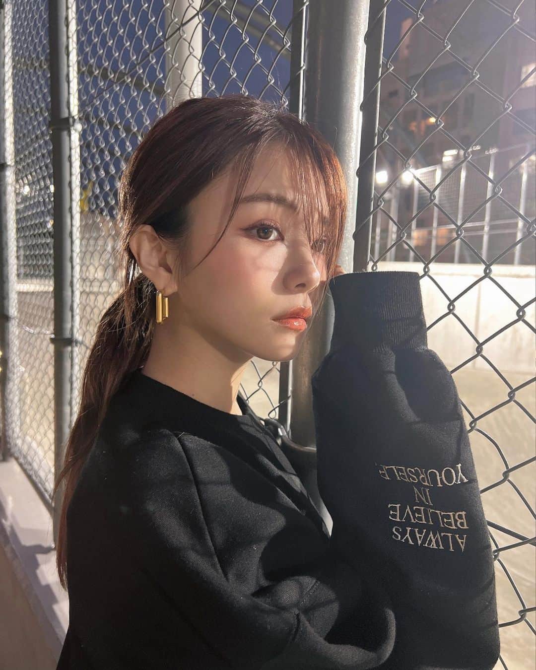 のインスタグラム：「. ootd→→  @resexxy_official プロデュース商品 トレーナーも数量再販してたんですが ありがたいことにsold out😭💫  今日もブラック着てた♩  みんなもたくさん使ってくださいな ♡  #resexxy#miyuqlo#uiazis#diesel」