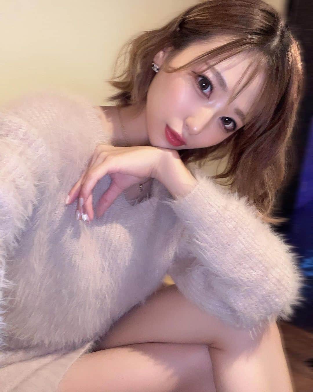 ゆらのインスタグラム：「結局投稿しちゃう〜  冬はニットワンピしか勝たん‪‪‬🤞🏻‪‪❤︎‬  #me #selfie #ニットワンピース #ふわふわ」