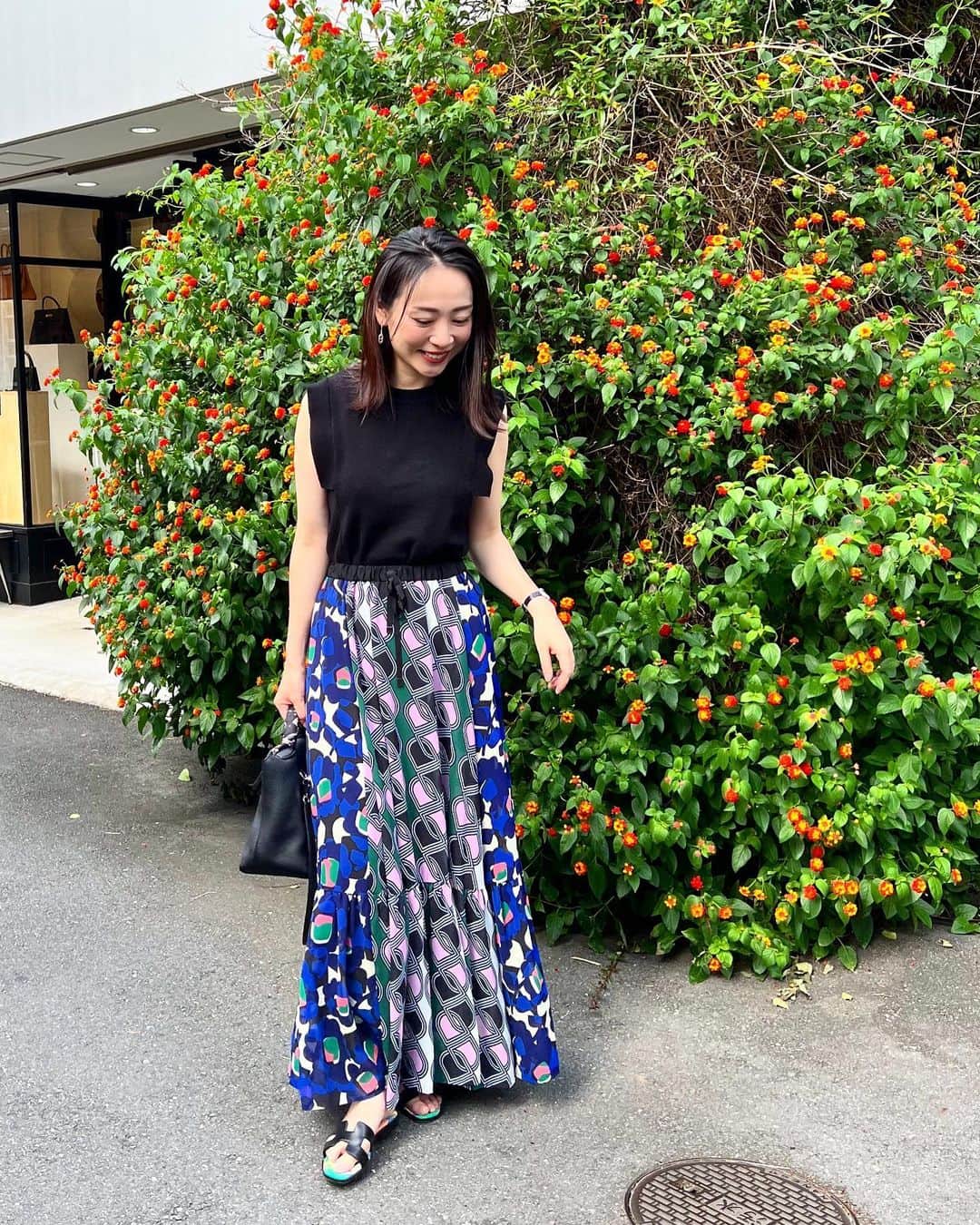 磯部奈央のインスタグラム：「Coordinate 🤍  さっきの投稿で着ていたお洋服🙂 サンダル履いちゃってるから夏コーデになっちゃったけど、秋冬の @grace_continental.div のプリントコンビマキシスカート💜 珍しいデザインに一目惚れでした😍  #coordinate #ootd #instafashion #outfit #コーデ #シンプルコーデ #ファッション #コーディネート #カジュアル #ママコーデ」