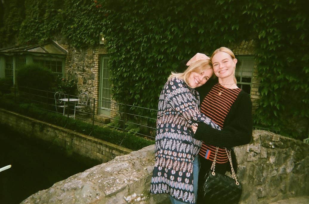 ケイト・ボスワースのインスタグラム：「Happy Birthday to the one who taught me love, kindness, warmth, compassion, patience. Also how to enjoy life and laugh and drink lots of Prosecco! 🥂🍀 You light up my life, mama. Every single day. I love you! xx」