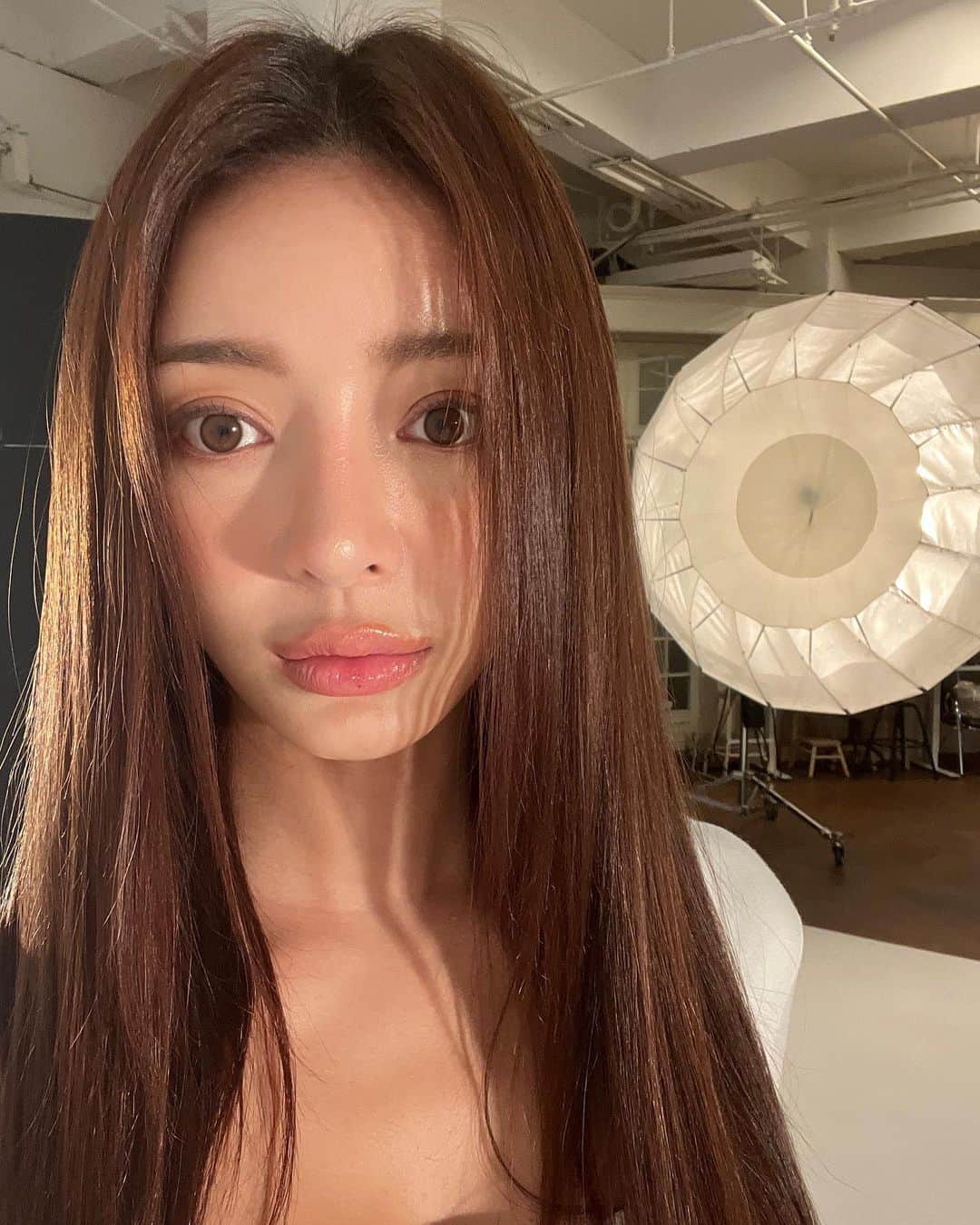 キム・ボラムのインスタグラム：「6개월만인 줄 알았는데 .. 저 2년만에 울쎄라하거 왔어요 언제 시간이 이렇게 빨리 갔는지 소름 😢 하고나니까 확실히 티나는 턱선  #광고 #우아성형외과피부과  @wooa_ps @wooa_de #울쎄라리프팅」