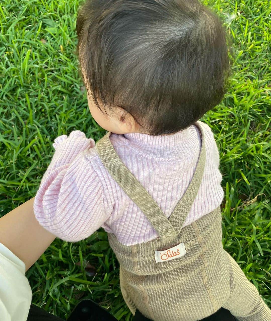 村西利恵のインスタグラム：「気がついたら10月になってました🥺🍂  娘がずり這いを始めて、なんならつかまり立ちしようとしてコケまくるので  まったく目が離せなくなってきました👀  料理してたら台所までくる (ゲート付けました) ゴミ箱はひっくり返して中身を確かめる (撤去しました) 🐕‍🦺のトイレに突進する (これだけ解決策がない…🙀)  毎日てんやわんやです。  涼しくなってきたのでやっとオシャレができるように。  赤ちゃん✖️タイツが大好物の母です🍼  #子育てあるある  #生後8ヶ月 #女の子ママ」