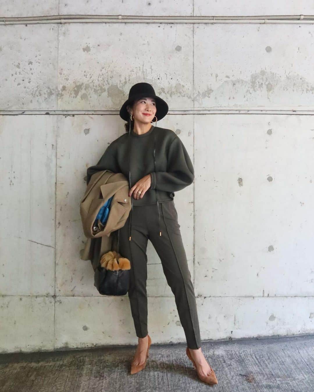 Mai Wakimizuのインスタグラム：「今期はkhakiのお洋服たくさん作ってます♡お袖が特徴的な(4.5枚目)ボンディングトップスとイージーパンツ。また違ったkhakiの合わせだけどそれがまたいい♡イージーパンツのポケットと裾のリブがbrown？っぽく写ってるけど実際はパンツとほぼ同じkhaki色。写真だとうまく色が出ない（；＿；） そしてチェックのコート(7〜10枚目)、これめちゃくちゃ可愛いんです♡長めのお袖やbackのフリルデザインで可愛さもあり、でも全体はメンズライクなデザインでオーバーシルエット。どれだけ厚手のニットを着てもスッキリ着れちゃう♡blackもあります＼(^o^)／ #wakkinstyle#coordinate tops:#linkable @linkable_official(popup先行発売) pants:#linkable @linkable_official(来週20日まで予約販売中)」