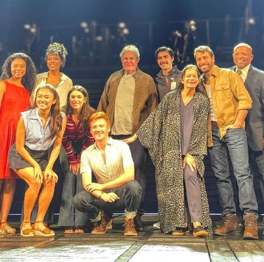 アレックス・ブノワのインスタグラム：「So grateful to share the stage with even one of these icons, but ALL of them?! #PinchMe @notebookmusical @chicagoshakes」