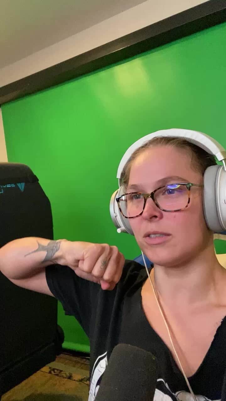 のインスタグラム：「Streaming on @youtube see you guys over there #baddestStream - we playing #GodOfWar!!!! @santamonicastudio」