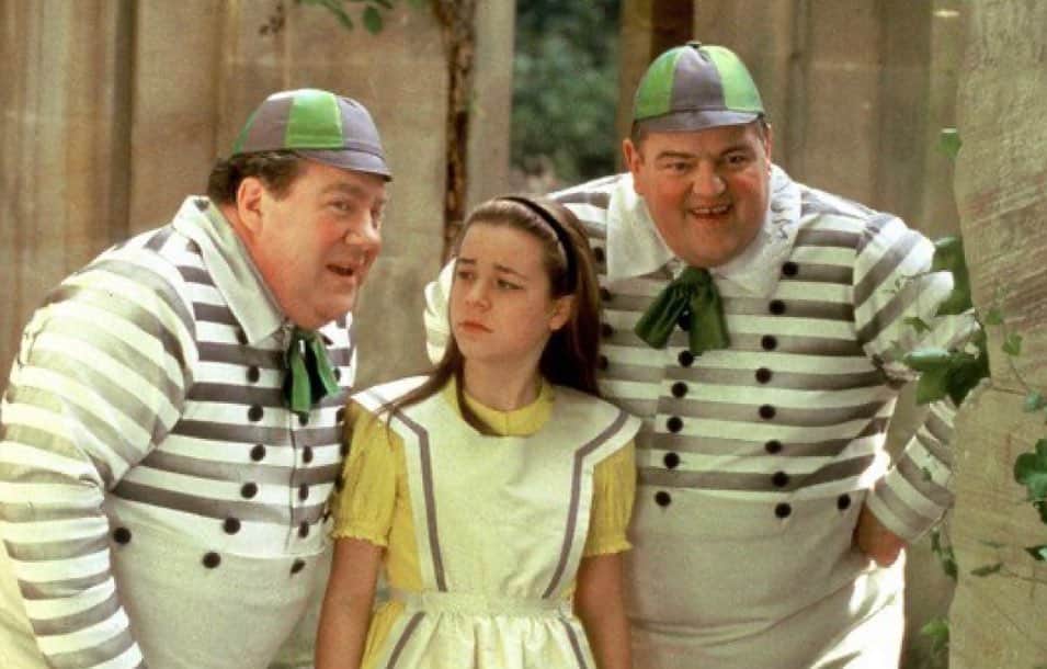 ティナ・マジョリーノのインスタグラム：「Beloved Robbie I am so sad you’ve gone. You were the funniest, sweetest man. I’m so grateful for the time I got to spend with you. I count myself lucky to have been able to witness your comedic brilliance, the power of which I was not prepared for. I ruined more takes with you than I ever have in my career, you made me laugh so hard. People had warned me about you, that you might be a bit brusque and that I shouldn’t expect for us to get along. How wrong they were. You were one of my favorites by far. Now as an adult, I have such a different and more powerful appreciation for the grown ups who made a hard job easier, who treated me with such kindness and respect, who shared wisdom that’s sewn into my soul, and have given me memories I will never forget and visit often with fondness. You were one of those grownups. ❤️」