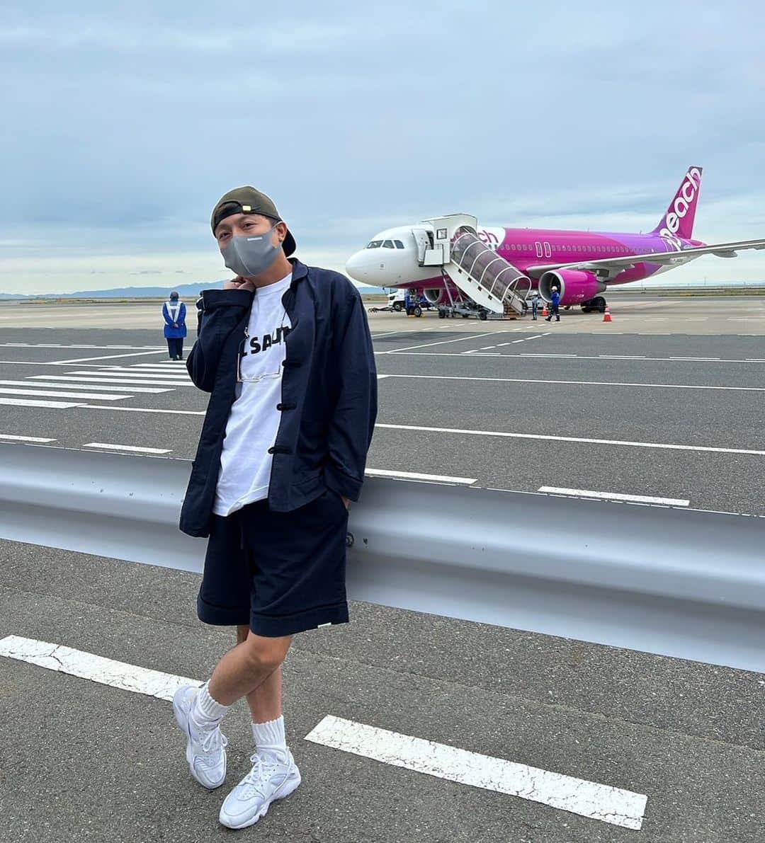 桃原優樹さんのインスタグラム写真 - (桃原優樹Instagram)「一枚。 peach airlineさんのCM受け入れ体制万全です🍑 名前にもコンビ名にも地元名にも初めてキスした公園にも桃の名前が入ってます。いつもお行儀良く乗ってます🛩 #沖縄#ピーチ航空#旅行#jilsauner」10月15日 12時09分 - toubaru_yuki_momo