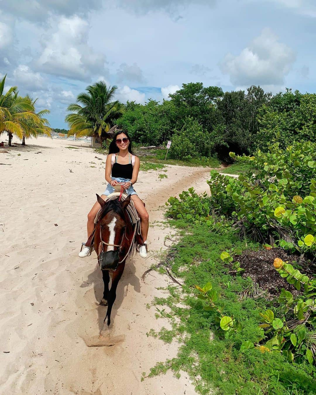 小野真琳さんのインスタグラム写真 - (小野真琳Instagram)「Just another day in Cozumel 🐴☀️」10月15日 6時41分 - marin226