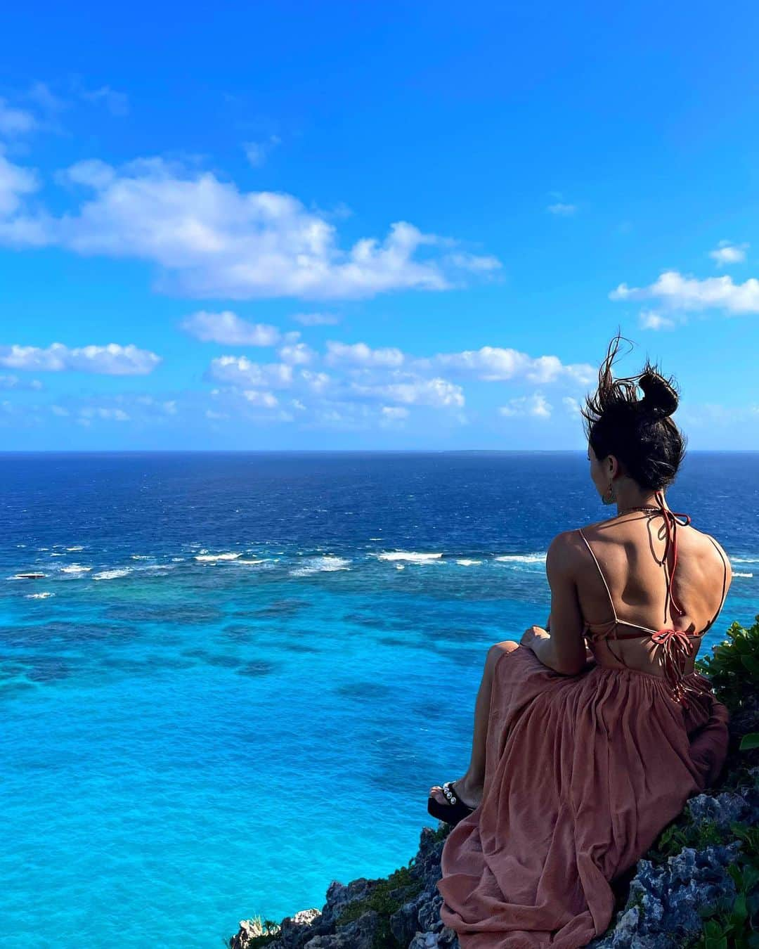 倉地美晴さんのインスタグラム写真 - (倉地美晴Instagram)「・ I love the blue sea, the sky and the sunshine. 🌞🌊🕊 青い海と空と太陽の日差しが好き！ 海風を受けて荒ぶる前髪がもはや芸術。  #Travelreel #asiatravel #hotel #trip #travel #sea #beachgirl #japantravel #travelblogger#vacation #lifestyle #沖縄 #宮古島 #イグアナ岩」10月15日 8時32分 - miharu_kurachi