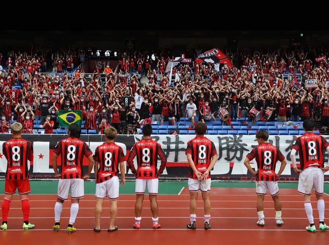 菅野孝憲のインスタグラム：「個人の成功も、失敗も、中傷もチーム全員のもの。  1人では何もできない。  どんな時でも仲間を讃えるし守る。  ここにいる全員が、子供の頃から覚悟もってグランドに立ってる  何があっても、自分のサッカー人生に誇り持って、胸はって前向いて歩き続ける。  #北海道コンサドーレ札幌」