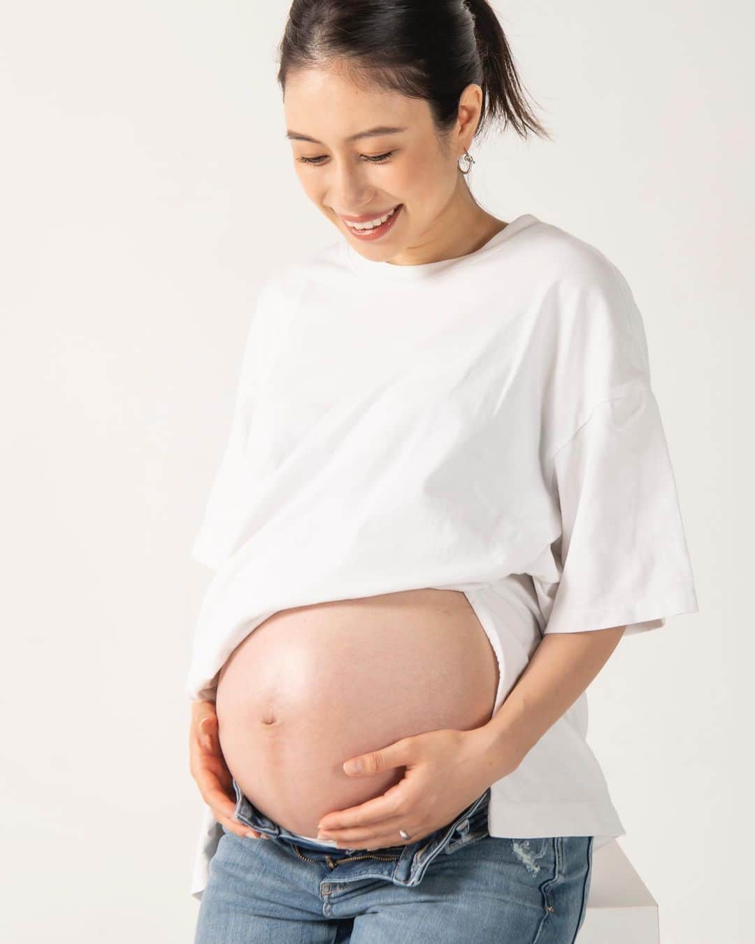 森川真帆のインスタグラム：「今日から臨月！  妊娠中期以降、医師とトレーナーに相談をして週4.5くらいでウエイトトレーニングをしているので心も体も健康に過ごせてます！  妊娠前と同じ強度･内容とはいかないけど出来る種目はあるし、メンタルも安定、夜もぐっすり眠れて、出産･産後の体力も備えられて良いことばかり。  何より好きなことをやっているのが伝わっているのか、トレーニングをしているときはすごく胎動を感じられて、一緒にやっているかのようで幸せ👶🤝❤️  ただ臨月にもなると今まで通りにはいかないことも多いなぁと感じるこの頃。様子を見ながらBabyと私のペースで出産までやっていこう！という感じ💪  photo by @fukumitadaishi   #妊娠#妊婦#妊娠10ヶ月#臨月#妊娠36週#プレママ#初マタ#マタニティフォト#マタニティフォト撮影#マタニティライフ#マタニティトレーニング#マタトレ#筋トレ女子」