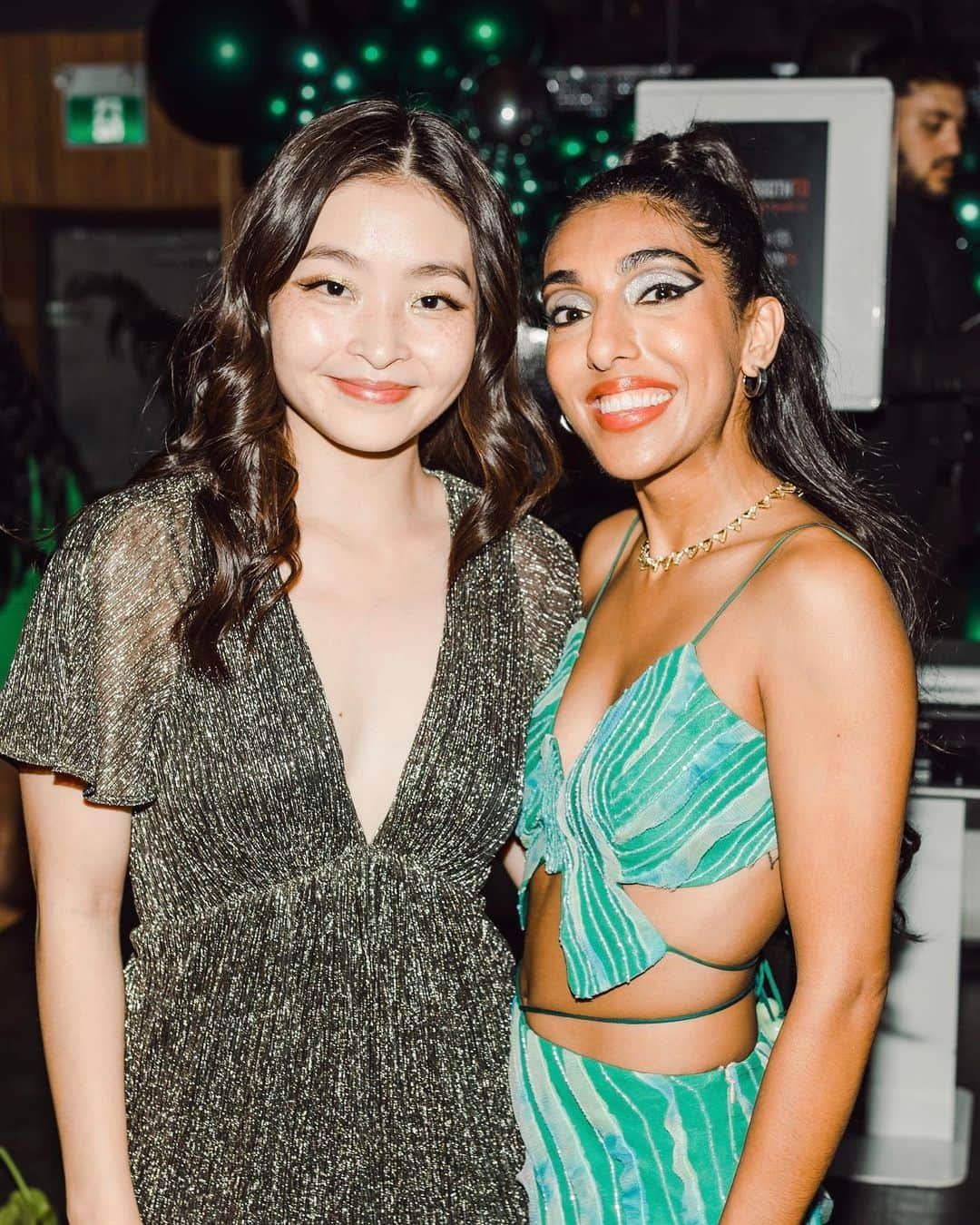 マイア・シブタニのインスタグラム：「Loved celebrating you, @rupikaur_! 💙💚✨  If you can, go see Rupi perform on her world tour. She’s in Europe now and headed back to North America in November! Also, check out her latest book: ‘Healing Through Words’. 📙🙌  Photo: @augustmedia.ca」