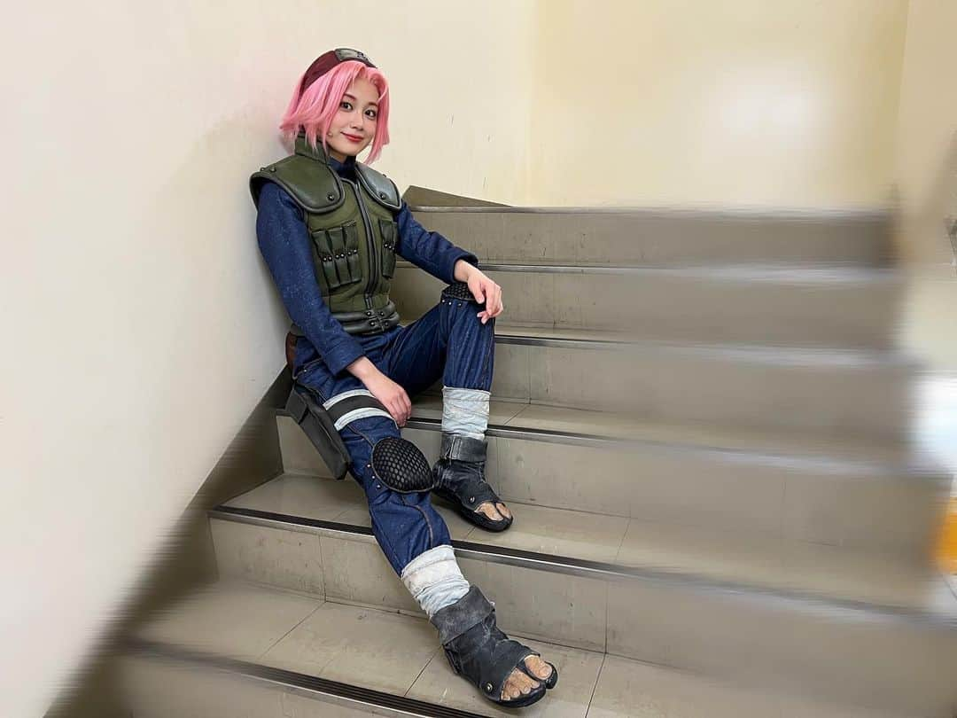 伊藤優衣のインスタグラム：「⁡ ⁡ ライブ・スペクタクル「NARUTO-ナルト-」 ～忍界大戦、開戦～ ⁡ ⁡ 東京凱旋公演の初日でした🍥 ご来場ありがとうございました。 ⁡ 客席にはたっっくさんのお客様が…。 立ち見の方までいらっしゃって、 とっても嬉しかったです。 そしてスタンディングオベーション😭！ ⁡ 皆さんにずっとずっと、お会いしたかった。 お待たせ致しました。 ⁡ 一先ず今日を全員で迎えられて、 少しホッとしています。 ⁡ 明日からも。そして大千秋楽まで NARUTOの世界で生きたい…！！！ ⁡ ⁡ #naruto #ナルト #舞台naruto #ナルステ #春野サクラ #伊藤優衣」