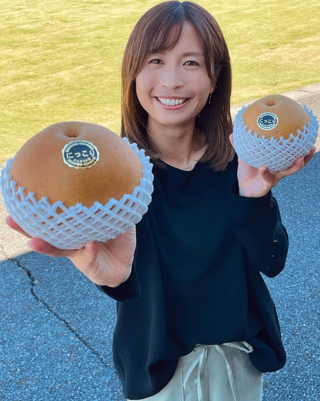 鮫島彩のインスタグラム：「⁡ ⁡ 栃木県から栃木のオリジナル品種の梨 『にっこり』が届きました♡ ⁡ ⁡ 大きい！甘い！ジュ〜シ〜！ ⁡ ⁡ にっこりを食べてにっこりしませんか？😊✨ ⁡ ⁡ ⁡ #とちぎ未来大使 #栃木県提供 #PR #梨 #にっこり #秋の果物」