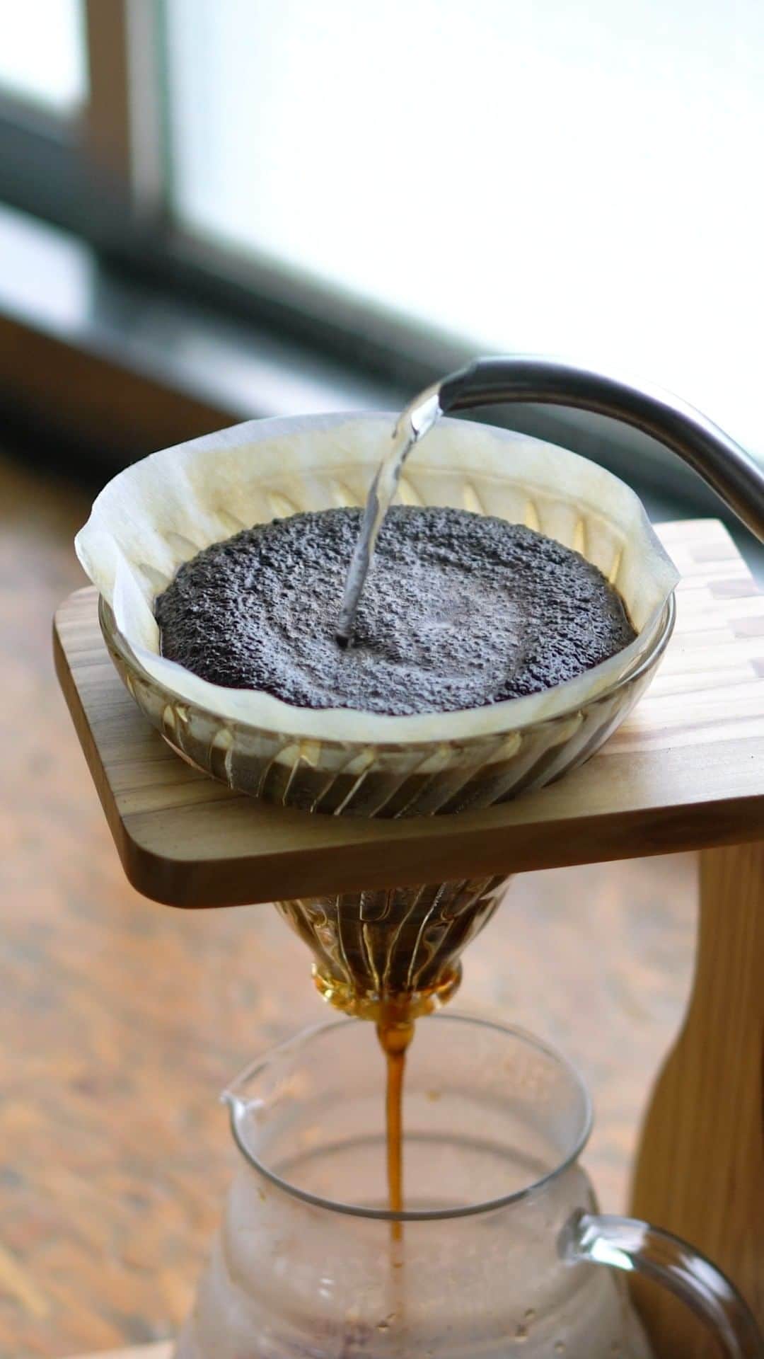 のインスタグラム：「ㅤㅤㅤㅤㅤㅤㅤㅤㅤㅤ [V60 Olive Wood Stand Set] VSS-1206-OV  オリーブウッドを使用したドリップスタンド。  ナチュラルなイメージで、 インテリアにも馴染むデザインです。  ----- The olive wood drip stand creates a natural look that will complement any room. . . .    #hario #v60 #coffee #pourover #pourovercoffee #coffeetime #coffeelover #homebrew #specialtycoffee#100thanniversary」