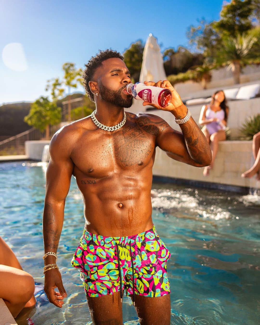 ジェイソン・デルーロのインスタグラム：「It’s always summer in Malibu @drinktreo」