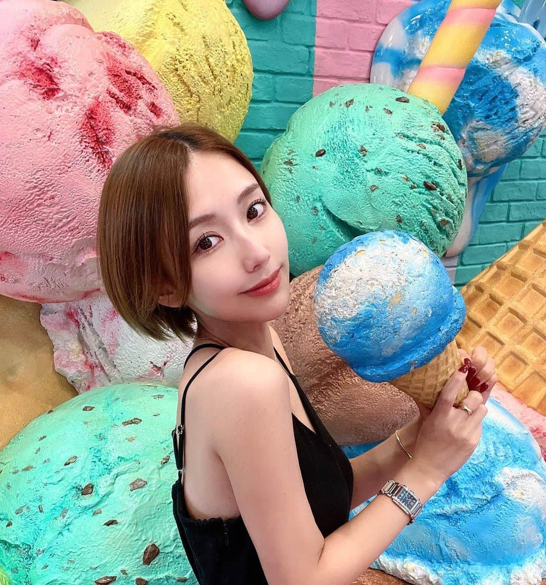 ナナのインスタグラム：「. 店内がかわいいブルーシール🍨 . #ブルーシール#宮古島#沖縄 #ブルーシールパイナガマ店  #旅女#ビジョビ#旅行 #ショートヘア #宮古島旅行#宮古島グルメ」