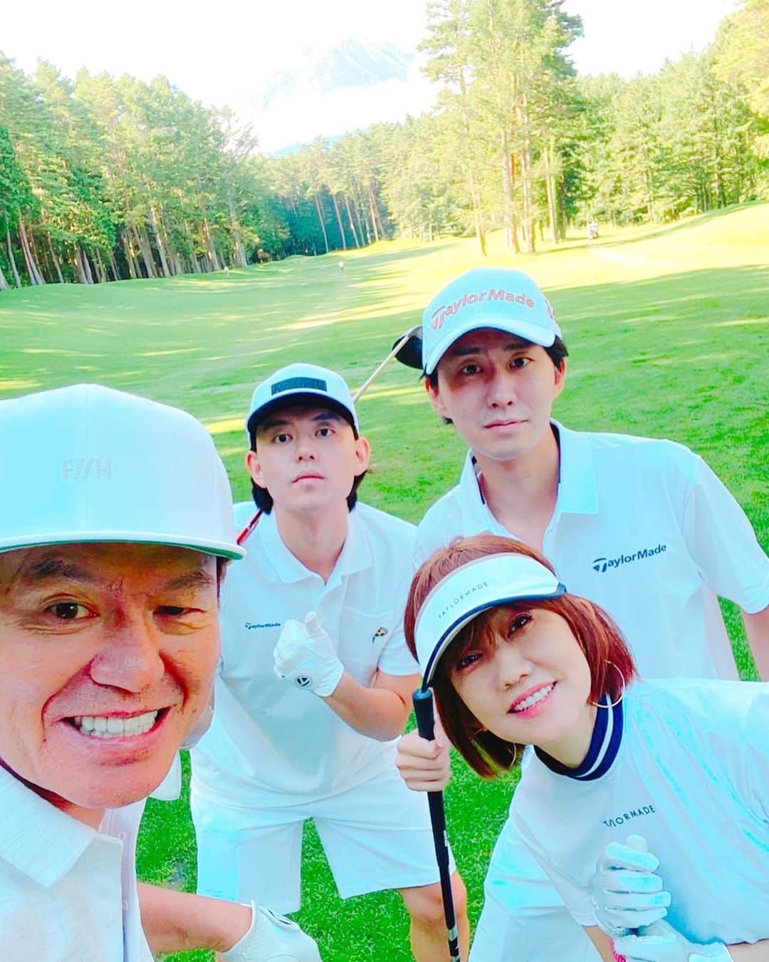 小園凌央さんのインスタグラム写真 - (小園凌央Instagram)「初家族ゴルフ大会⛳️  @taylormade_golf_japan  @taylormade_golf_japan_apparel_  様 ありがとうございます🫡 YouTubeで対決は見れます #ゴルフ#白コーデ」10月15日 20時19分 - ryo_kozono