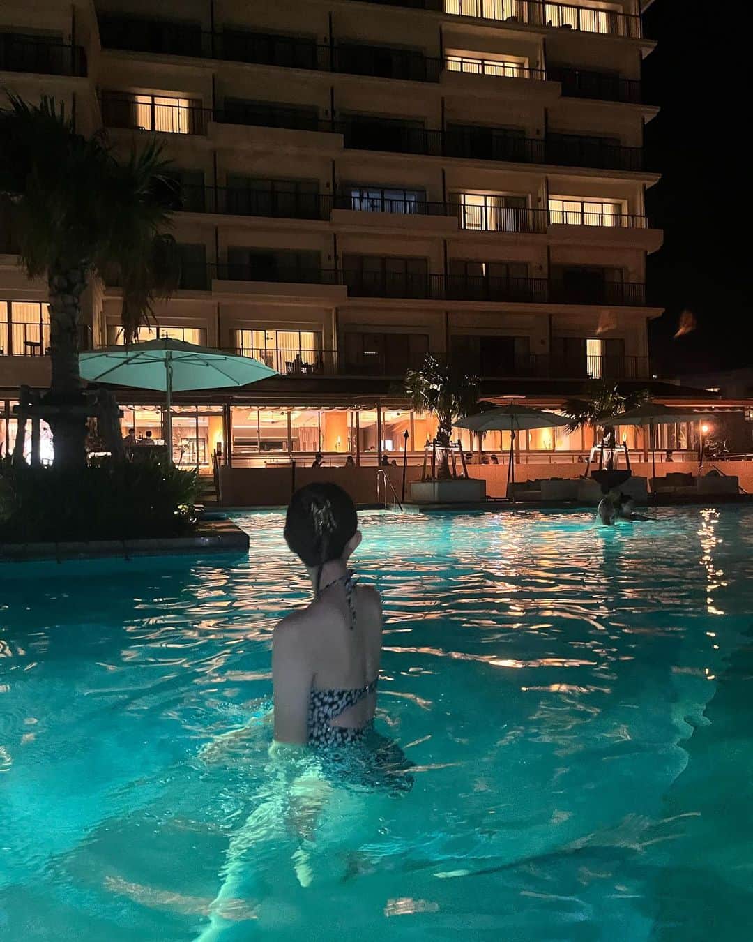 小林恵月のインスタグラム：「・ ホテルの雰囲気最高でした🌺🌙💜海もプールも朝から夜まで大満喫🌉🫶」