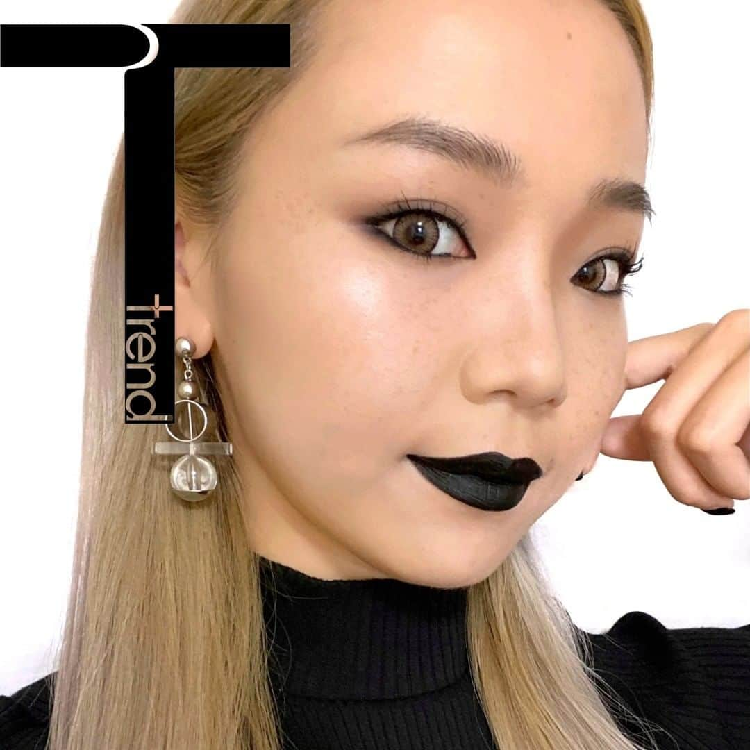 M∙A∙C Cosmetics Japanのインスタグラム：「素顔に力強さを与える #BlackLipstick がトレンドイン🖤今年のハロウィンは大胆なブラックリップにトライしてみて👻 #MACTrend   ＜ルック使用製品＞ ＊LIP ・M·A·C プレップ プライム リップ ・レトロ マット リキッド リップカラー／キャビア  ＊EYES ・スモール アイシャドウ X 9: セミ スウィート タイムズ ナイン ・アイ コール／フィーライン (上下ライン)  ＊FACE ・M·A·C ミネラライズ スキンフィニッシュ／ライトスカペード  #MACHalloween #MACハロウィン」