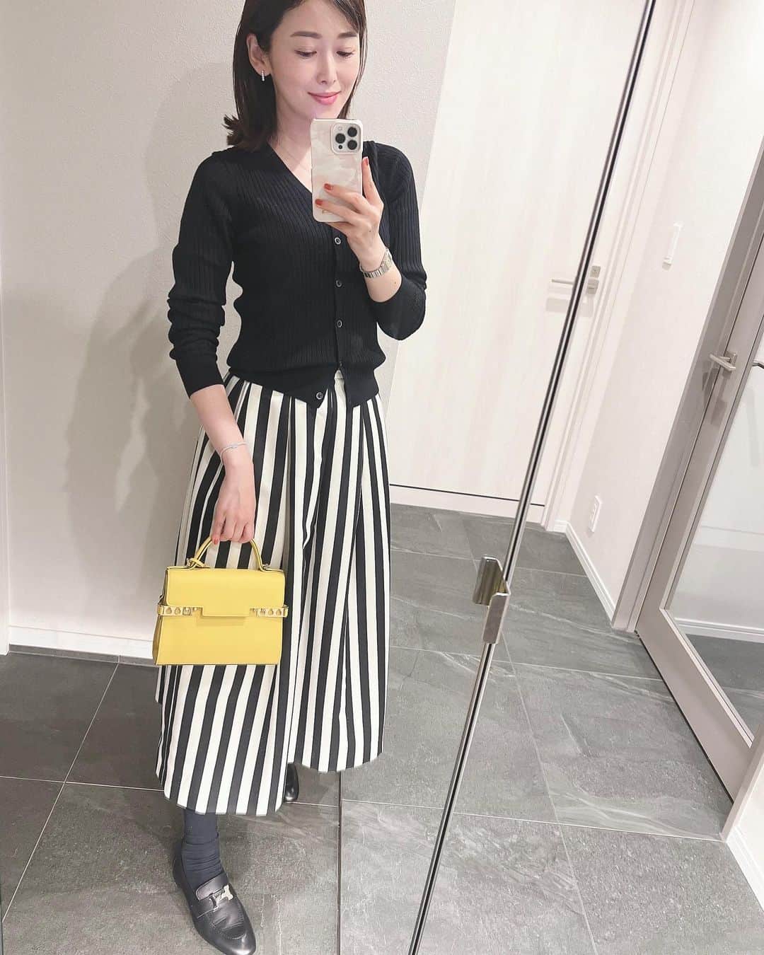 山本みらいのインスタグラム：「初めて買ってみたユニクロの メリノウールのカーディガンが 今の時期にちょうど良かった。  ◆エクストラファインメリノ 　リブショートカーディガン Size:S  (身長165cm)  Tops @uniqlo_jp  Skirt @tsurubymarikooikawa  Shoes @hermes  Bag @delvaux   昼間は娘と本屋さんへ。 ぷらぷら散歩してたら久しぶりの友達や、 フォロワーさんに偶然会えたり楽しい時間に…✨  (メイクしてて良かったとつくづく思った笑！)」