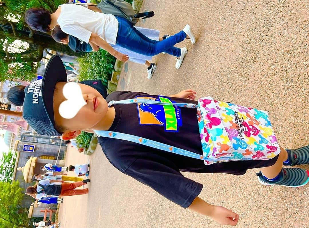 まいちゃんさんのインスタグラム写真 - (まいちゃんInstagram)「娘初めてのディズニーランド🏰💖 いつもより乗り物も乗れたし エレクトリカルパレードで 僕ちゃんずっと手振ってるの 可愛過ぎた🥺✨  #家族ディズニー #娘初ディズニーランド  #🐭🏰🌈💗」10月15日 20時54分 - maisama_gram