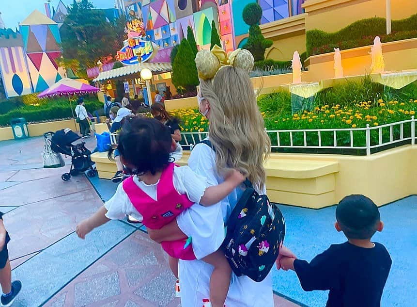 まいちゃんのインスタグラム：「娘初めてのディズニーランド🏰💖 いつもより乗り物も乗れたし エレクトリカルパレードで 僕ちゃんずっと手振ってるの 可愛過ぎた🥺✨  #家族ディズニー #娘初ディズニーランド  #🐭🏰🌈💗」