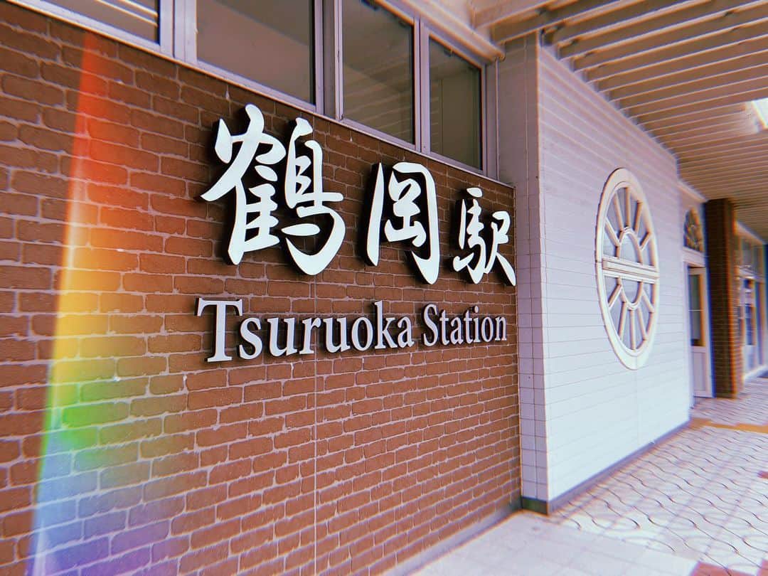 松浦志穂のインスタグラム：「帰省🏔2週間ほど前の話。 フィルムカメラアプリで撮れば何でも良い感じになる。なんか物悲しい感じが似合ってしまう地元。 4枚目の半兵ヱの麦切りだけはiPhoneカメラで。麦切りはうどんじゃ無いんですよ☝️麦切りは麦切り。5枚目の半兵ヱの座敷席レトロ。熊の剥製とか置いてある☺️その上に達磨とかなんかいろいろごちゃ混ぜにフィギュアとかも置いてあって奥には熊手が大量に。あーー田舎に帰って来たなあと思う座敷席。  #山形県鶴岡市 #東北の冬あじまん」