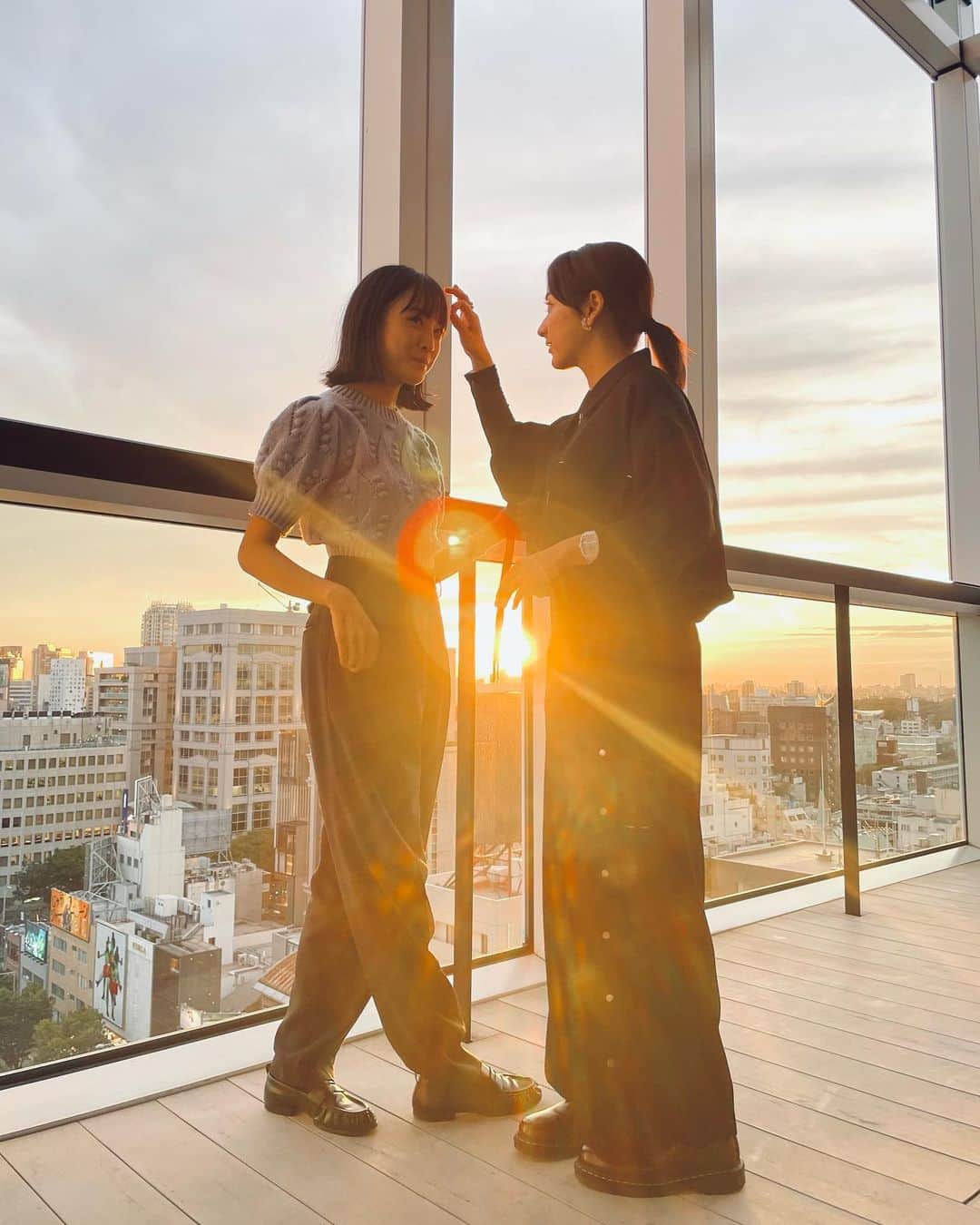 平祐奈のインスタグラム：「🤍🤍💛 @united_tokyo の展示会で カーレンと会えて一緒に きゃっきゃっお洋服選んで すごく楽しかったぁ☺︎♡  映画の撮影で2週間佐渡島で 共同生活していた事が懐かしい… 今では健康の為にお茶の話をするようになりました。 私たち大人になったわね🤭  おそろいのかわいいニットと 出会えたので この冬着られるのが楽しみっ  #案山子とラケット #亜季と珠子の夏休み」