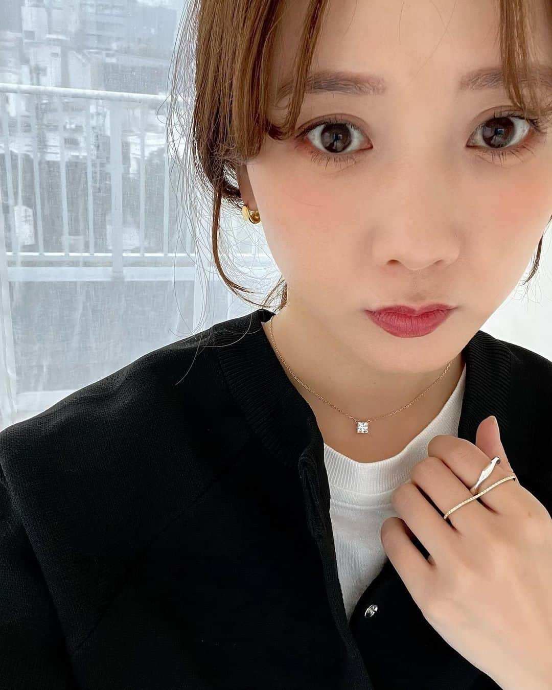 田中里奈さんのインスタグラム写真 - (田中里奈Instagram)「最近のRakuten Fashionでのお買い物シリーズ。  ✔︎ネックレス／SWAROVSKI ✔︎マグカップ（2つセット）／marimekko  少しずつ集めてるmarimekkoの食器。 このマグカップは2つセットで電子レンジでも使用可🙆🏻‍♀️ バーガンディのカラーが特に気に入ってて最近のお気に入り。  そして久々のネックレスは一粒クリスタルのSWAROVSKI。 スクエアカットのクリスタルに、ローズゴールドーのコーティングという女性らしい組み合わせ！ 何がかわいいって、横から見た時に石をとめる爪の部分が立体的になってるの…！！（最後の動画参照） シンプルかと思いきや、一工夫ある感じがお気に入り。 両方とも楽天ROOMにも載せてます〜！  Rakuten Fashionは、色んなブランドが揃うファッションEC。 日常使いできるカジュアル系のブランドを始め、ラグジュアリーブランド（最近だとクロエやマルニ、マルジェラも！）や海外ブランド、コスメまで沢山！ 楽天ROOMのオフィシャルユーザーに引き続き、RakutenFashionアンバサダーとしても任命されてるので、こんなブランドやアイテムあるよ！っていうのを、引き続きシェアしていきたいと思います✊  最近買った他のお気に入りたちも、私の楽天ROOMにまとめてるから、そちらも見てみてね〜🤗  #RakutenFashionアンバサダー #RakutenFashion #楽天ファッション #楽天room #marimekko #マリメッコ #スワロフスキー  #SWAROVSKI #pr」10月15日 12時57分 - tanakaofficial