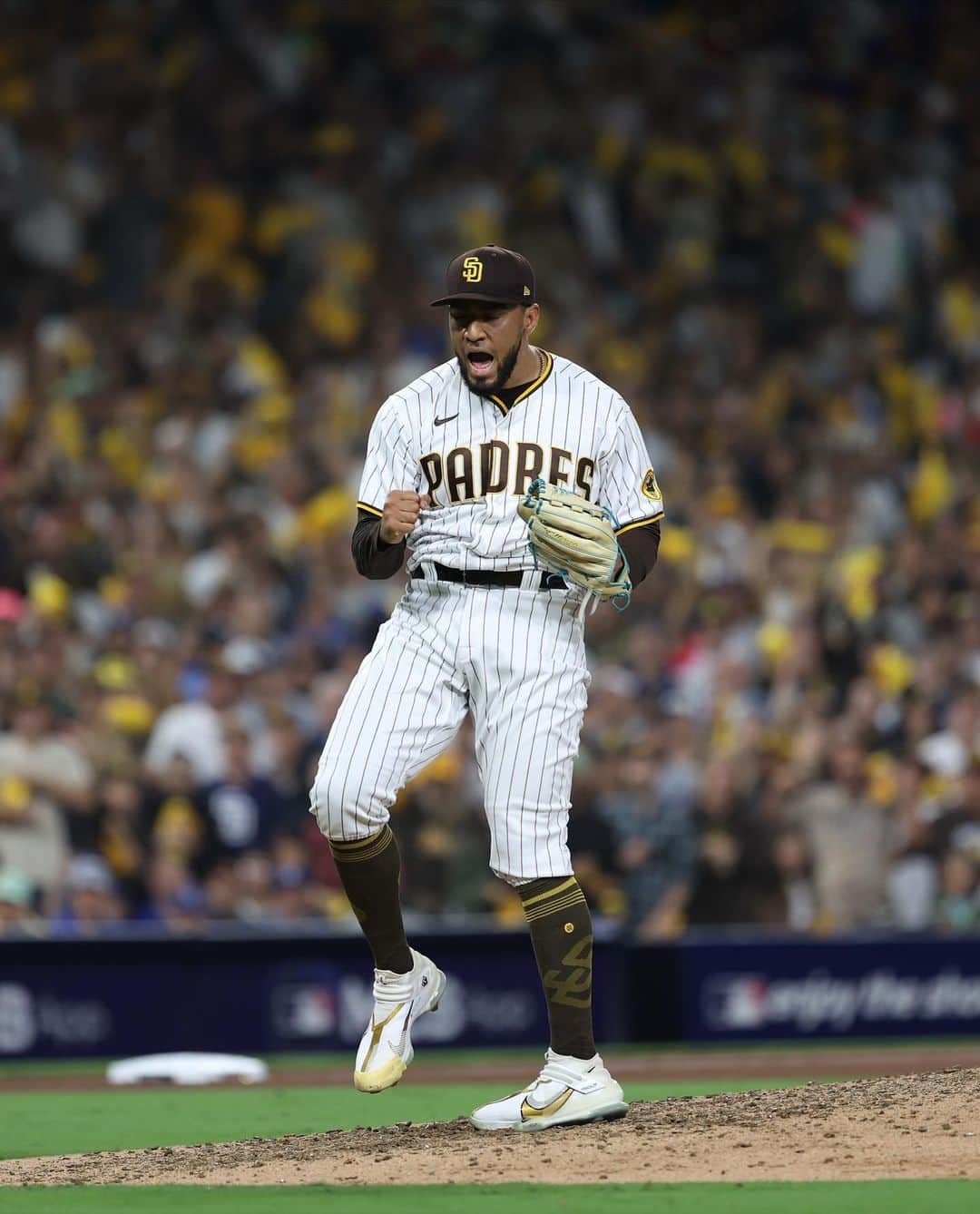 ロベルト・スアレスのインスタグラム：「Empaca la arepita pa' llevar. ⚾💨  Robert Suárez dejándose sentir en la #Postseason.」