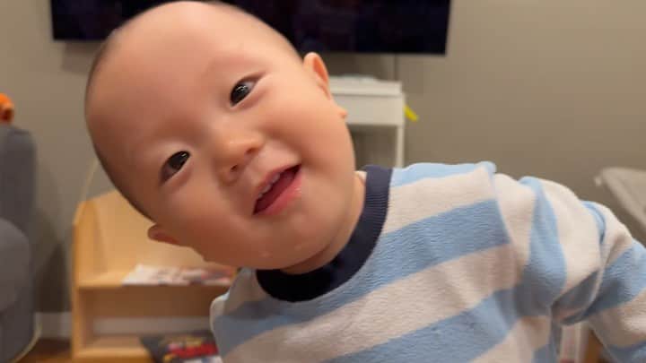 江原千鶴（エハラチヅル）のインスタグラム：「とわくんは音楽が流れると必ず踊るんだけど、ラジオ体操みたいな、何かのフォーム練習みたいな動き可愛すぎる🤣💕  #1歳3ヶ月 #ダンサー #エハラ家#子供#７人家族」