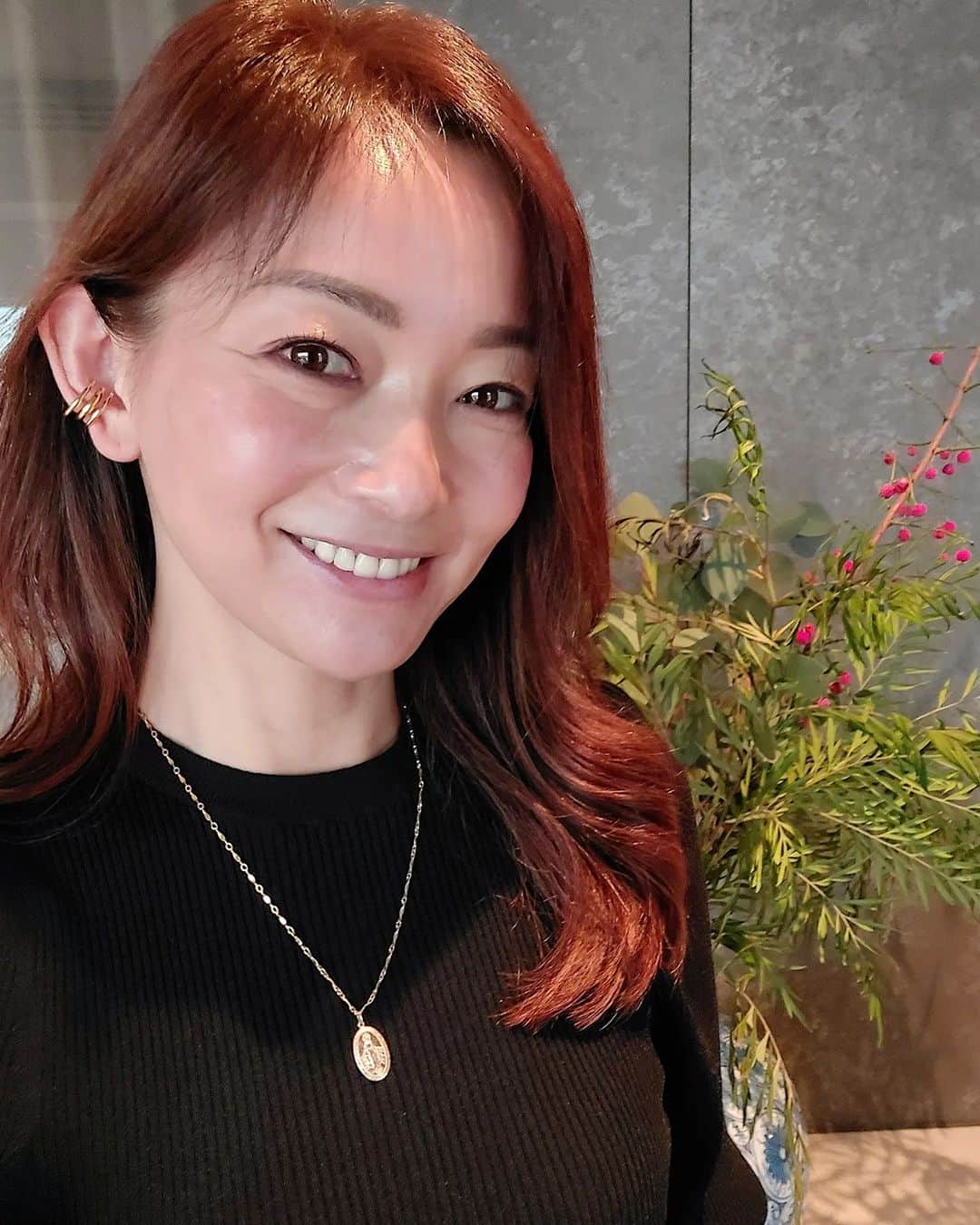 のインスタグラム：「ネックレスはどこのですか⁉️の質問がありましたが、マリア様のデザインが入ったメダイネックレスは @lifesmilemarche で購入しました😊  シンプルなので、他のネックレスと重ねづけしても可愛いかも。  ライフスマイルマルシェは、日本全国のおしゃれで個性あふれるショップとオンライン上で繋がり、直接マルシェ感覚で商品を選べる通販サイトなの。  アクセサリーやコスメ、雑貨や食品など本当に実際のマルシェみたいで、見ているだけでワクワク😃💕  実は、この Life Smile MARCHE‼️モデルの大桑マイミちゃんプロデュースなの❤️  @maimiokuwa  毎日がちょっと楽しく笑顔になるような商品がたくさん✨  夏は終わっちゃったけど、子供のラッシュガードやビキニとかも👙めっちゃ可愛かったよ😍  #lifesmilemarche #ライフスマイルマルシェ #マルシェ #アクセサリー #マリアコインネックレス #通販 #通販サイト #大桑マイミ ちゃん #ママ #ママモデル #モデル #mama #mamamodel #model」