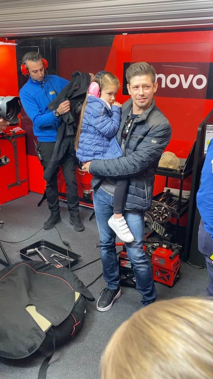 ケーシー・ストーナーのインスタグラム：「Showing my girls around the garage.」