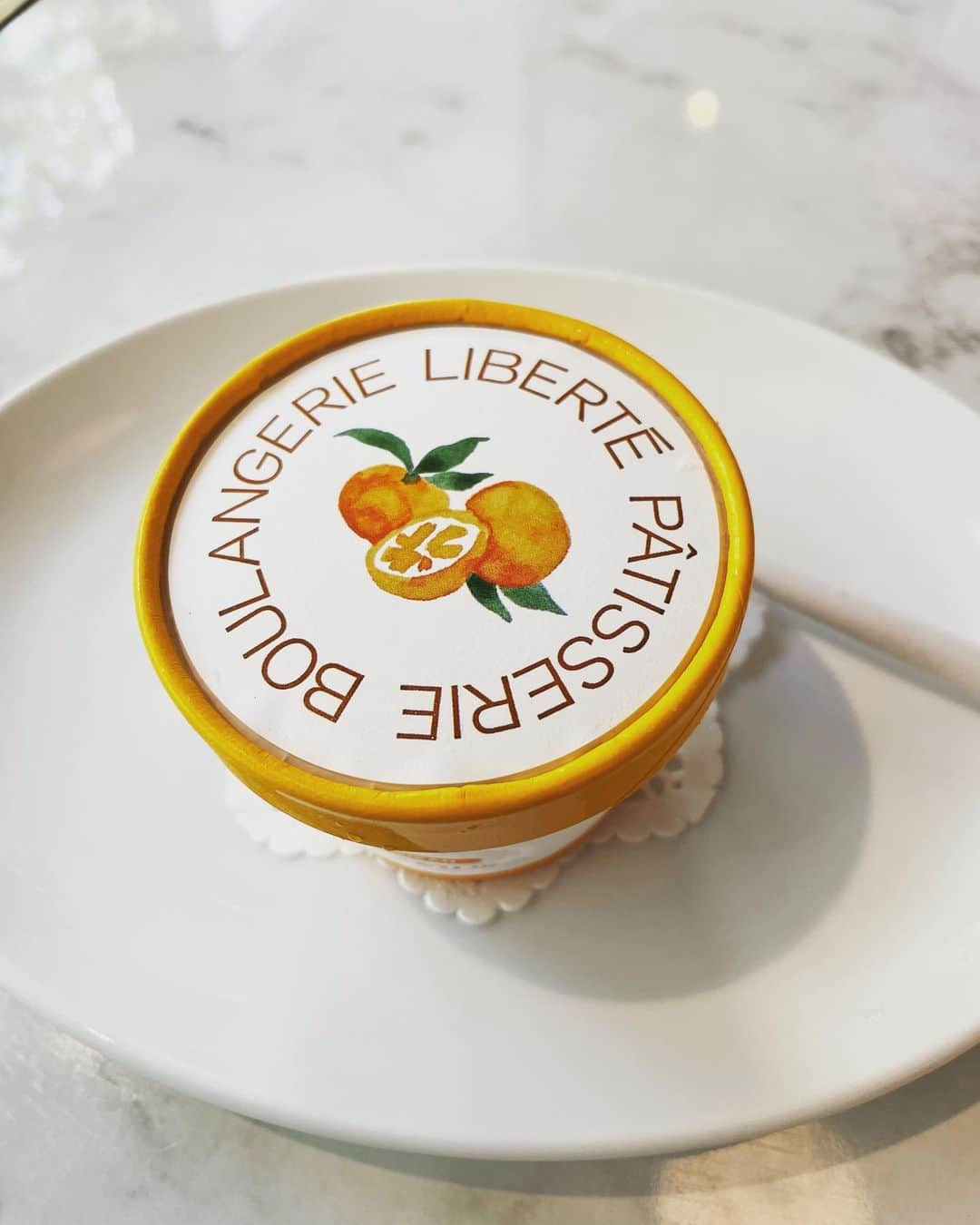 長澤喜稔のインスタグラム：「吉祥寺にあるLIBERTÉ PÂTISSERIE BOULANGERIE 東京本店 ケーキセットを頼むと＋110円でみかんラフィネみかんのソルベが追加できるんですが、それがまあ絶品に美味しい  #吉祥寺  #吉祥寺カフェ  #リベルテ  #リベルテ吉祥寺」