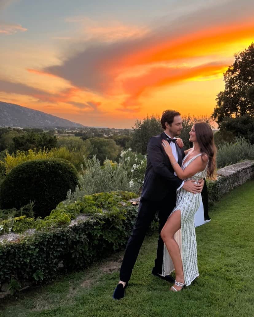 ブルーノ・セナのインスタグラム：「Feliz aniversário meu noivo mais lindo 🎉 Basta un tuo sguardo per rendermi così felice❤️ Non vedo l’ora di festeggiare la nostra vecchiaia insieme amore mio 🎂🥂」