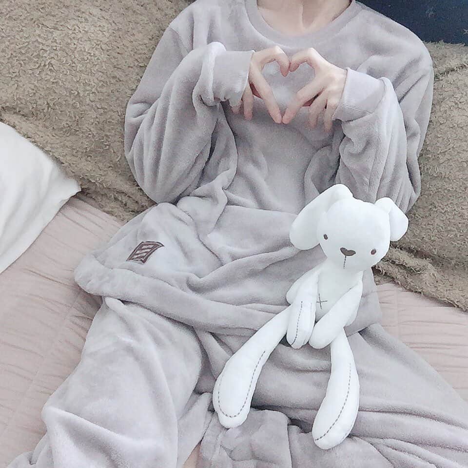 涼のささやきちゃんねるのインスタグラム：「新しい冬用の部屋着がふわふわとろとろであったけえ。この手をハートにするやつもう誰もやってなさそう。」