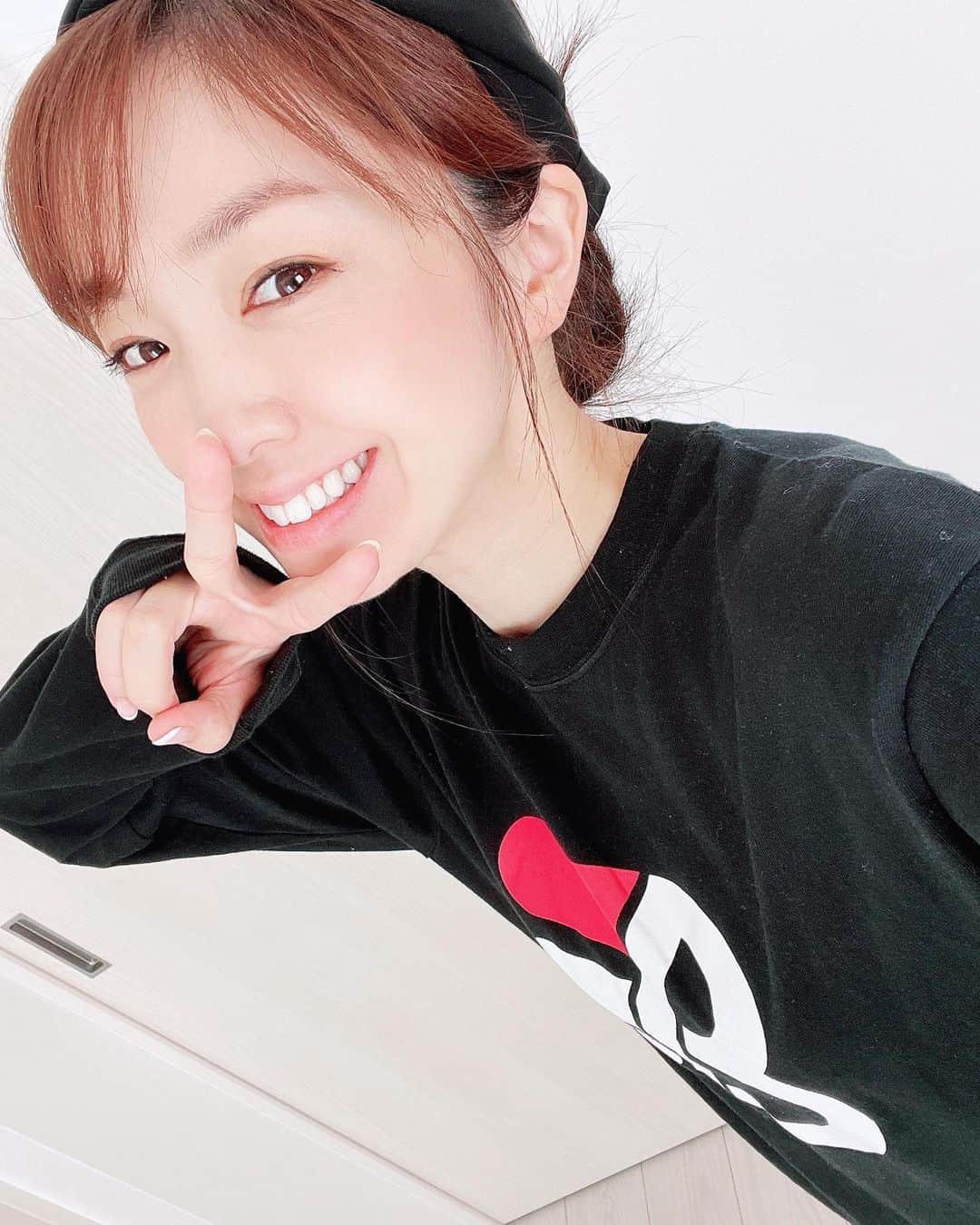 齊藤夢愛のインスタグラム：「今日もBESTYファッション👚 大好きなBE:FIRSTとFILAがコラボしたのでイオンに朝イチで並んでGETしたロンT(笑) . 推しの色は無かったので黒で我慢🥹 . ちなみに昨日発売のUFOキャッチャー🧸をしに遠出しましたが物凄い並びで断念、他店舗を回りましたが取れず🥲 . UFOキャッチャー得意な方、師匠になって下さい🤣 . #BEFIRST #宮城BESTY #ママbesty #befirst #ママコーデ #みなさんに推しはいますか？　#befirst1stワンマンツアー #bmsgfes」