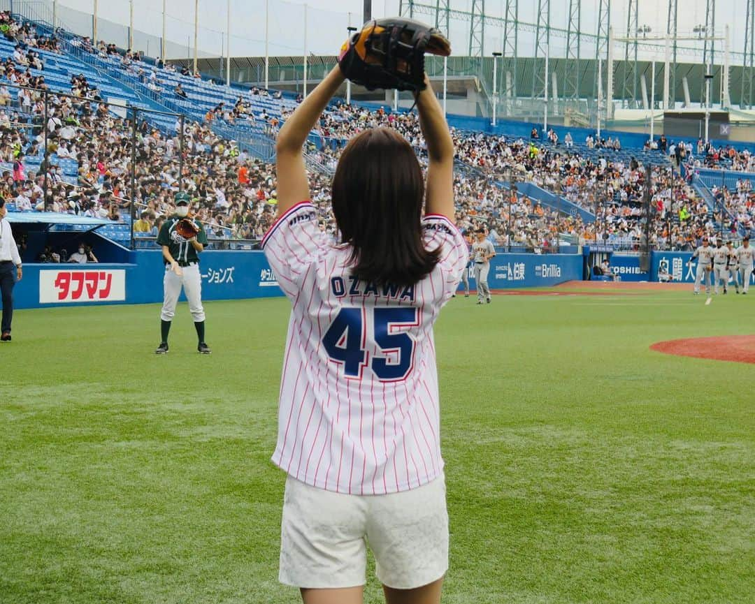 小澤陽子さんのインスタグラム写真 - (小澤陽子Instagram)「🐧👏🏻🎉🐧  ヤクルトスワローズ、リーグ優勝 そして日本シリーズ進出‼️ おめでとうございます㊗️🎊✨ . .  今季はこの神宮にて、人生初の〝始球式〟で 神聖なマウンドに上がらせていただくという、 大変貴重な経験をさせていただきました。　 (プレートは避けましたが…)  18.44mって、こんなにも遠いのか…と、 プロの皆さんの凄さを改めて実感🙀✨  画面から消える程の、”山なり” でしたが、 悲願の『ノーバウンド』達成できて、満足です😂🥲🫶🏻  〝私なんかが尺を取ってはいけない…迅速に投げなきゃ！〟 と思う余り、帰く帰りたい人みたいになってしまいました。笑  ※ １枚目の写真は、投げた直後。 この日 #つば九郎 の2000試合を記念するセレモニーが あったので、おめでとう と拍手を送りました👏🏻㊗️  始球式を務めることが決まってから、 マウンドで投げ終わるまで、ずっと緊張していました。。  練習は沢山したので、 『つば九郎おめでとう』 『試合が盛り上がりますように』 そして 『先発の#小澤投手 にいいバトンが渡せますように🎽』 と想いを込めました。  ボールの握り方すらわからぬ初心者🔰の私に 豪華な指導をしてくれた #山本昌 さん、 炎天下で練習に付き合ってくれた後輩の山本アナ、 オンエアの後に練習してくれたＫディレクター、 練習用グローブを貸してくれたＺくん、 会場にいて温かい拍手を送ってくれた皆様、 テレビで温かく見届けてくれた皆様、 本当にありがとうございます🥲🌷  このまま#日本シリーズ優勝 へ…！🏆💫  写真や動画を沢山いただいたので、 記念に載せておきます…✍🏻  #日本シリーズ進出 #ヤクルトスワローズ #フジテレビ  #始球式 #今更ですが#備忘録 #背番号45」10月15日 15時47分 - yoko.ozawa729