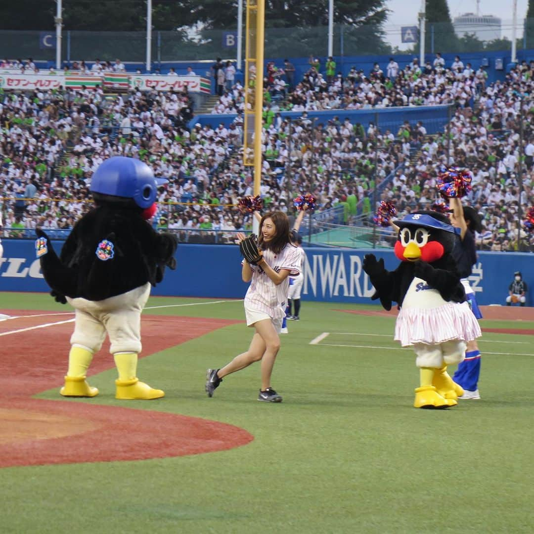 小澤陽子さんのインスタグラム写真 - (小澤陽子Instagram)「🐧👏🏻🎉🐧  ヤクルトスワローズ、リーグ優勝 そして日本シリーズ進出‼️ おめでとうございます㊗️🎊✨ . .  今季はこの神宮にて、人生初の〝始球式〟で 神聖なマウンドに上がらせていただくという、 大変貴重な経験をさせていただきました。　 (プレートは避けましたが…)  18.44mって、こんなにも遠いのか…と、 プロの皆さんの凄さを改めて実感🙀✨  画面から消える程の、”山なり” でしたが、 悲願の『ノーバウンド』達成できて、満足です😂🥲🫶🏻  〝私なんかが尺を取ってはいけない…迅速に投げなきゃ！〟 と思う余り、帰く帰りたい人みたいになってしまいました。笑  ※ １枚目の写真は、投げた直後。 この日 #つば九郎 の2000試合を記念するセレモニーが あったので、おめでとう と拍手を送りました👏🏻㊗️  始球式を務めることが決まってから、 マウンドで投げ終わるまで、ずっと緊張していました。。  練習は沢山したので、 『つば九郎おめでとう』 『試合が盛り上がりますように』 そして 『先発の#小澤投手 にいいバトンが渡せますように🎽』 と想いを込めました。  ボールの握り方すらわからぬ初心者🔰の私に 豪華な指導をしてくれた #山本昌 さん、 炎天下で練習に付き合ってくれた後輩の山本アナ、 オンエアの後に練習してくれたＫディレクター、 練習用グローブを貸してくれたＺくん、 会場にいて温かい拍手を送ってくれた皆様、 テレビで温かく見届けてくれた皆様、 本当にありがとうございます🥲🌷  このまま#日本シリーズ優勝 へ…！🏆💫  写真や動画を沢山いただいたので、 記念に載せておきます…✍🏻  #日本シリーズ進出 #ヤクルトスワローズ #フジテレビ  #始球式 #今更ですが#備忘録 #背番号45」10月15日 15時47分 - yoko.ozawa729