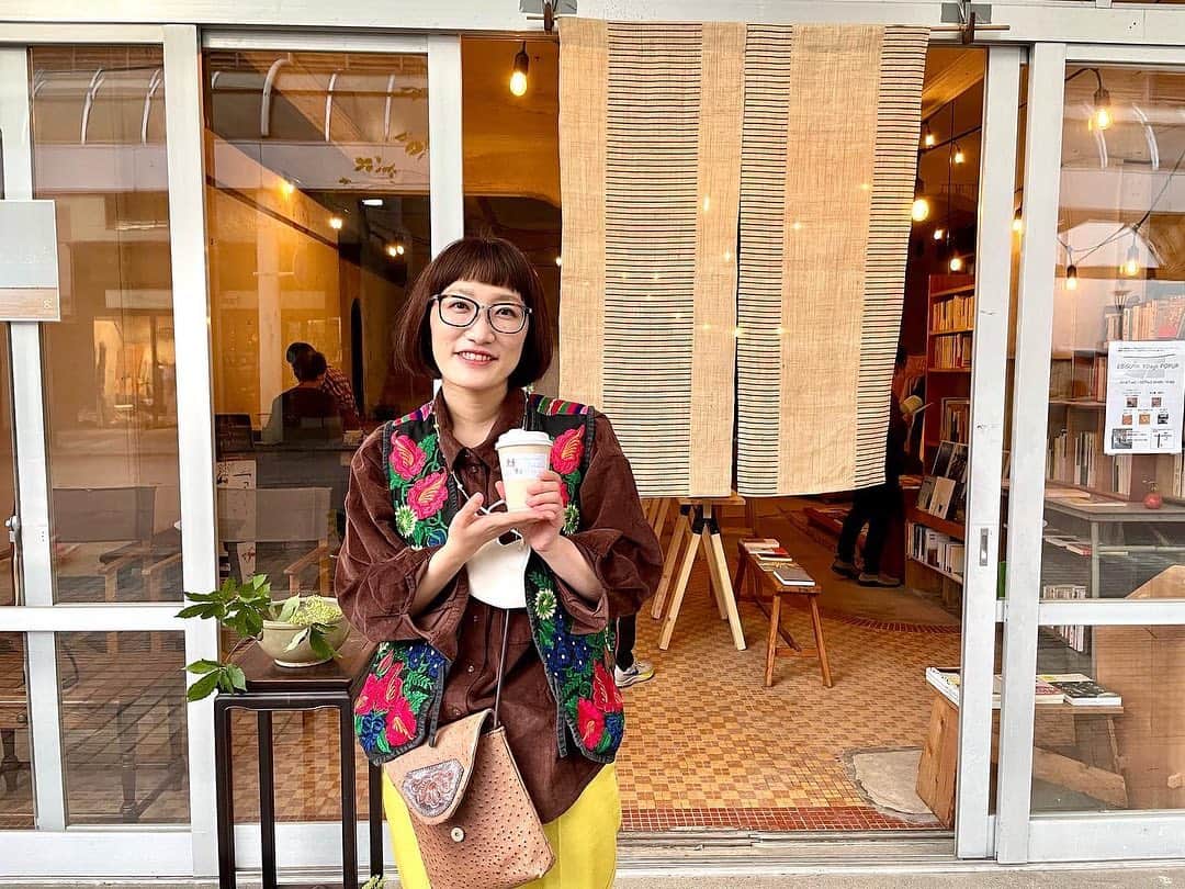松浦志穂のインスタグラム：「鶴岡銀座通りのエビスビル。最近ここはどうやらお洒落スポットらしい。この日も素敵な移動本屋さんと美味しい珈琲が飲めた。エビスビルは昭和初期くらいに建設された鉄筋コンクリートのビル。今こういうのがお洒落だよなぁ、、 7枚目はこんなお洒落で穏やかな風が吹き抜ける場所でもそんな嫌な連絡受けたのか？というしかめ面🤦‍♀️🤦‍♀️🤦‍♀️  #山形県鶴岡市 #銀座通り #エビスビル」