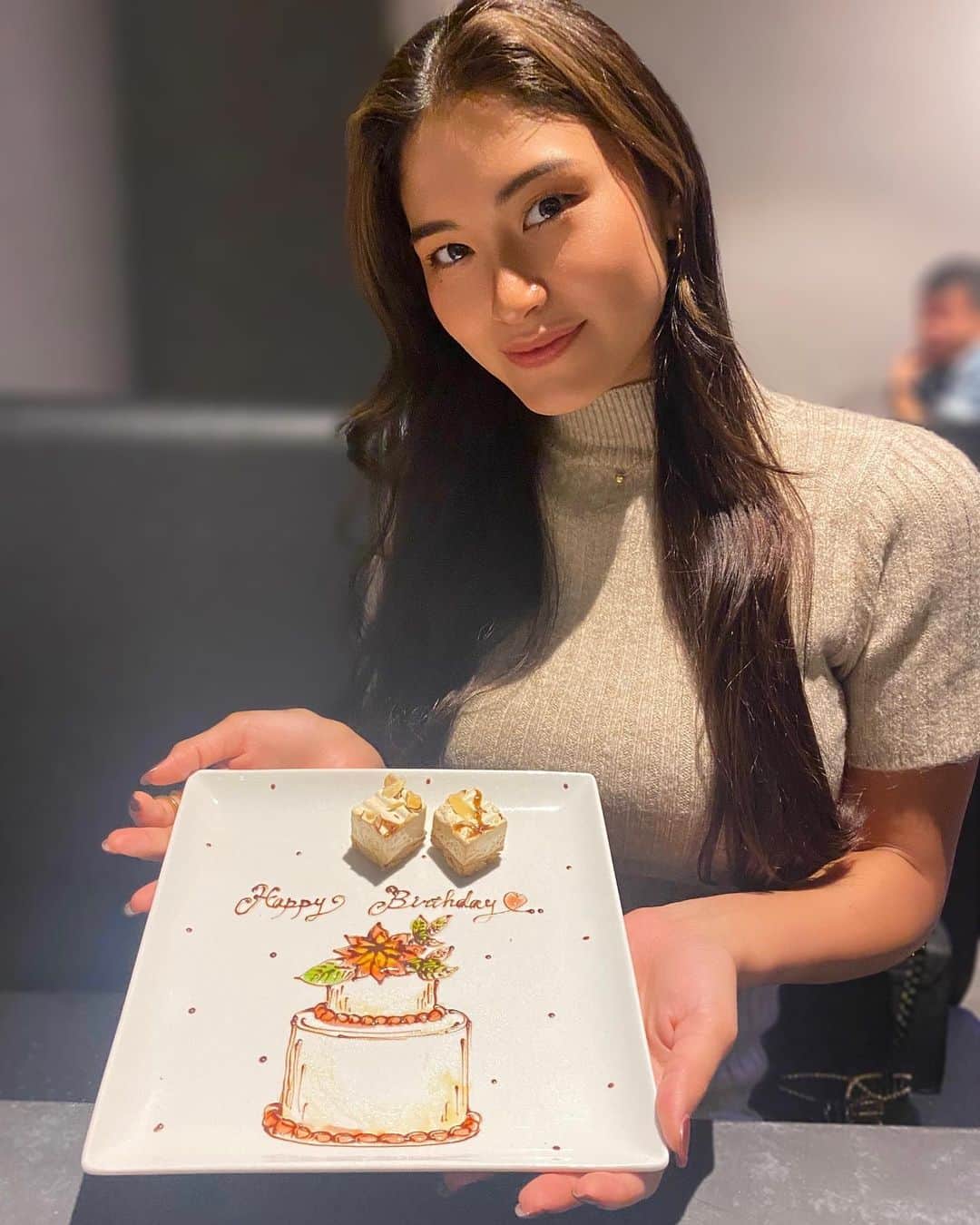 のインスタグラム：「📍鉄板焼き 漆  色んなところでお祝いしてもらえて幸せ💐" 23歳になった感覚ないけどがんばるっぅ！  #北海道グルメ #札幌グルメ #すすきのグルメ  #鉄板焼き #鉄板焼きディナー #食べログ #グルメ好きな人と繋がりたい #記念日ディナー」